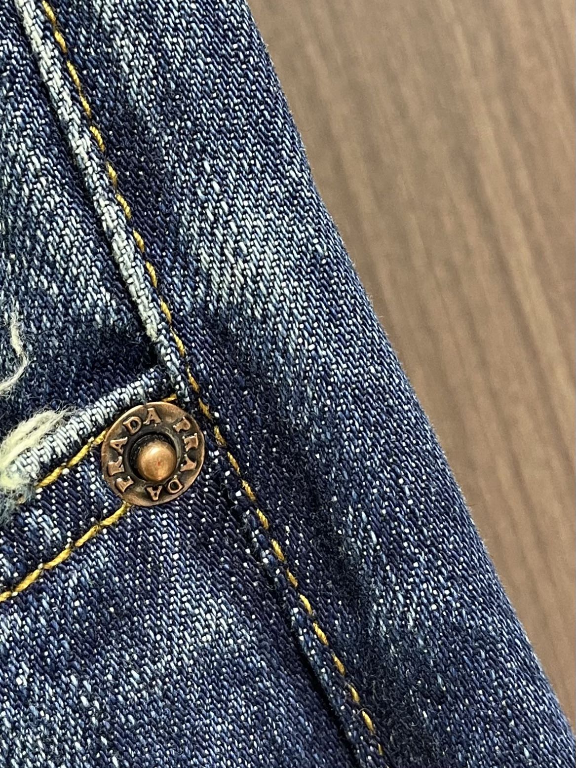 Prada 三角标口袋牛仔裤，经典的五袋裤，客供的丹宁，料薄且质软，横向极微弹力，中度水洗，浅浅的牛仔蓝