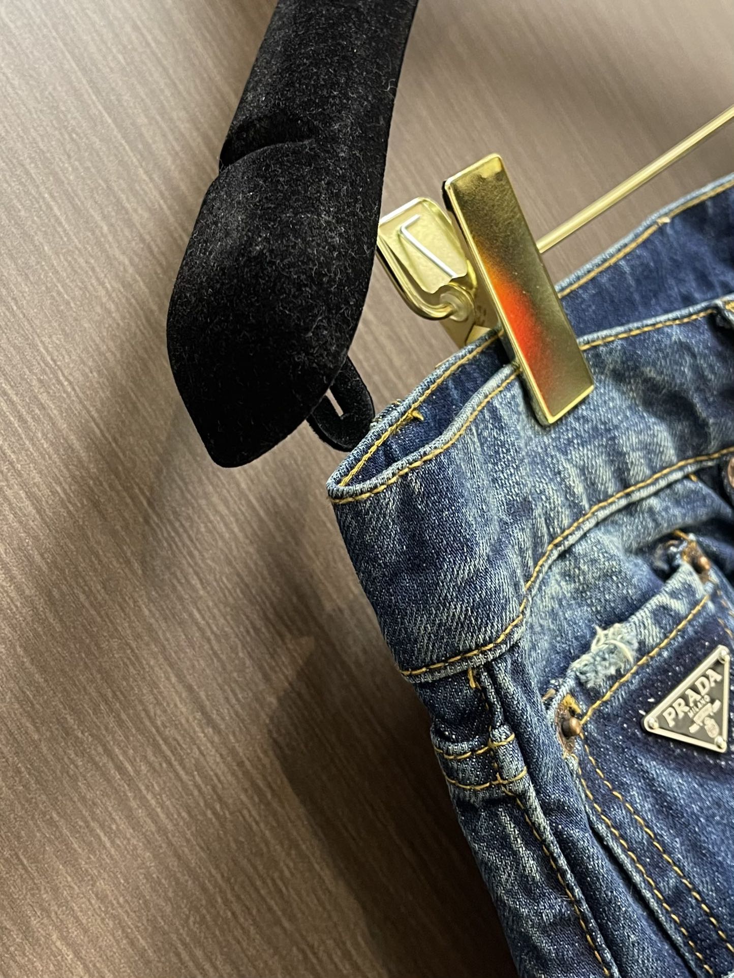 Prada 三角标口袋牛仔裤，经典的五袋裤，客供的丹宁，料薄且质软，横向极微弹力，中度水洗，浅浅的牛仔蓝