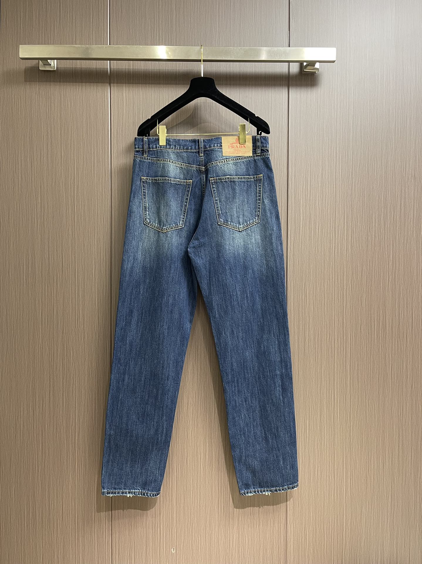Prada 三角标口袋牛仔裤，经典的五袋裤，客供的丹宁，料薄且质软，横向极微弹力，中度水洗，浅浅的牛仔蓝