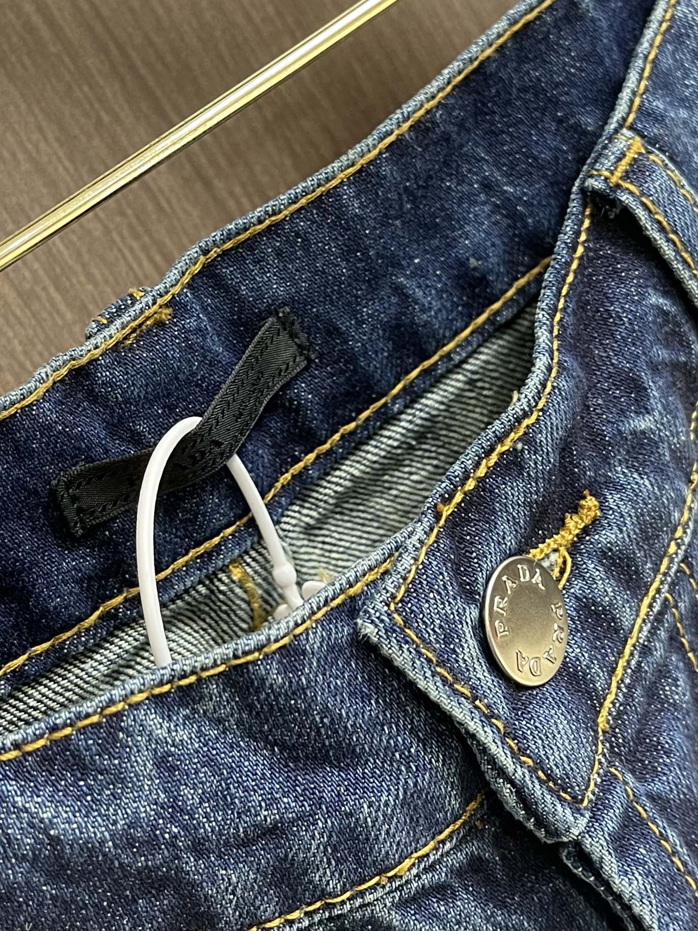 Prada 三角标口袋牛仔裤，经典的五袋裤，客供的丹宁，料薄且质软，横向极微弹力，中度水洗，浅浅的牛仔蓝