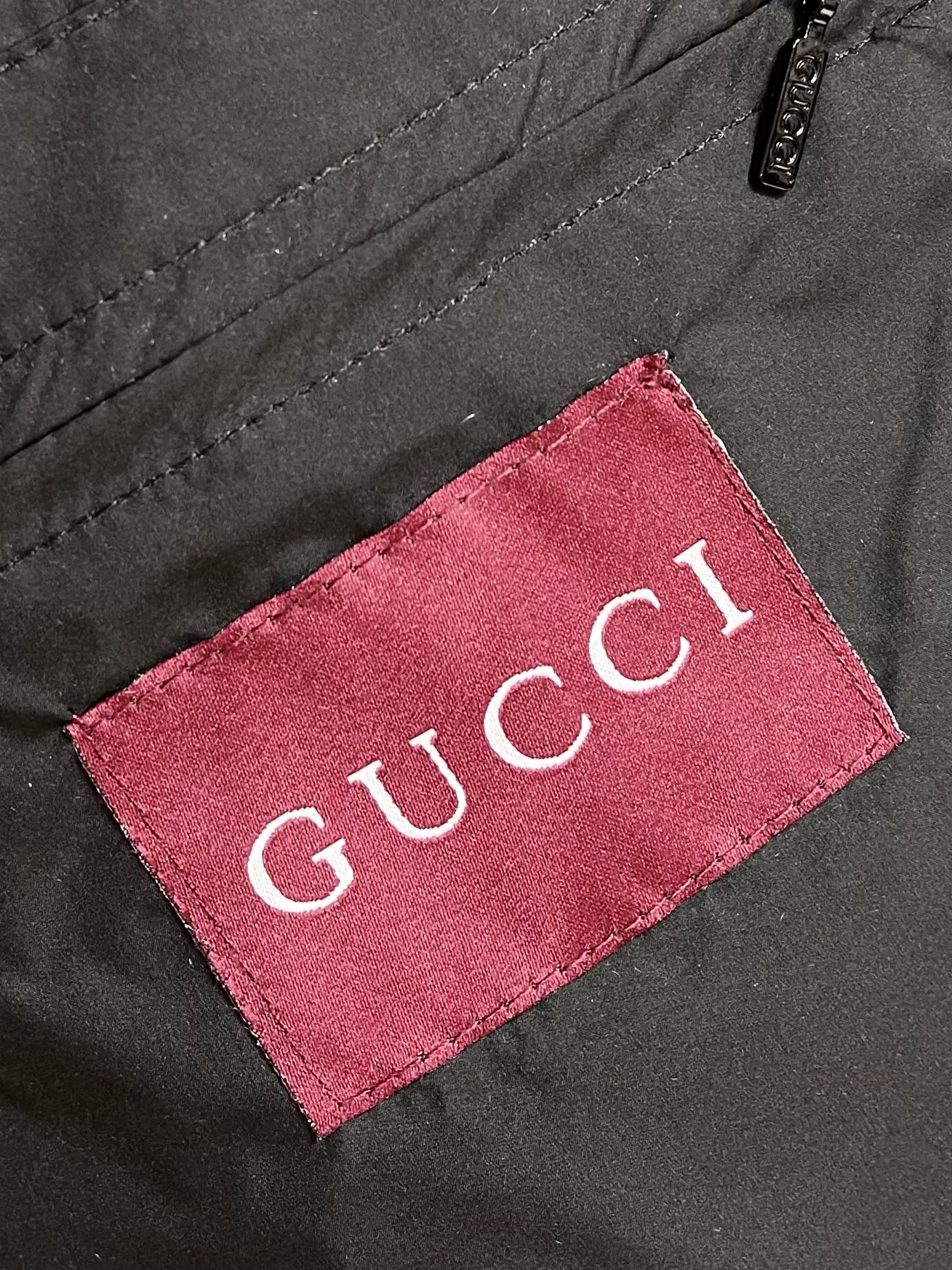 GUCCI2024SS连帽尼龙帆布羽绒夹克gg图案呈现别出心裁的色彩和组合这款常规版型羽绒夹克以gg尼龙