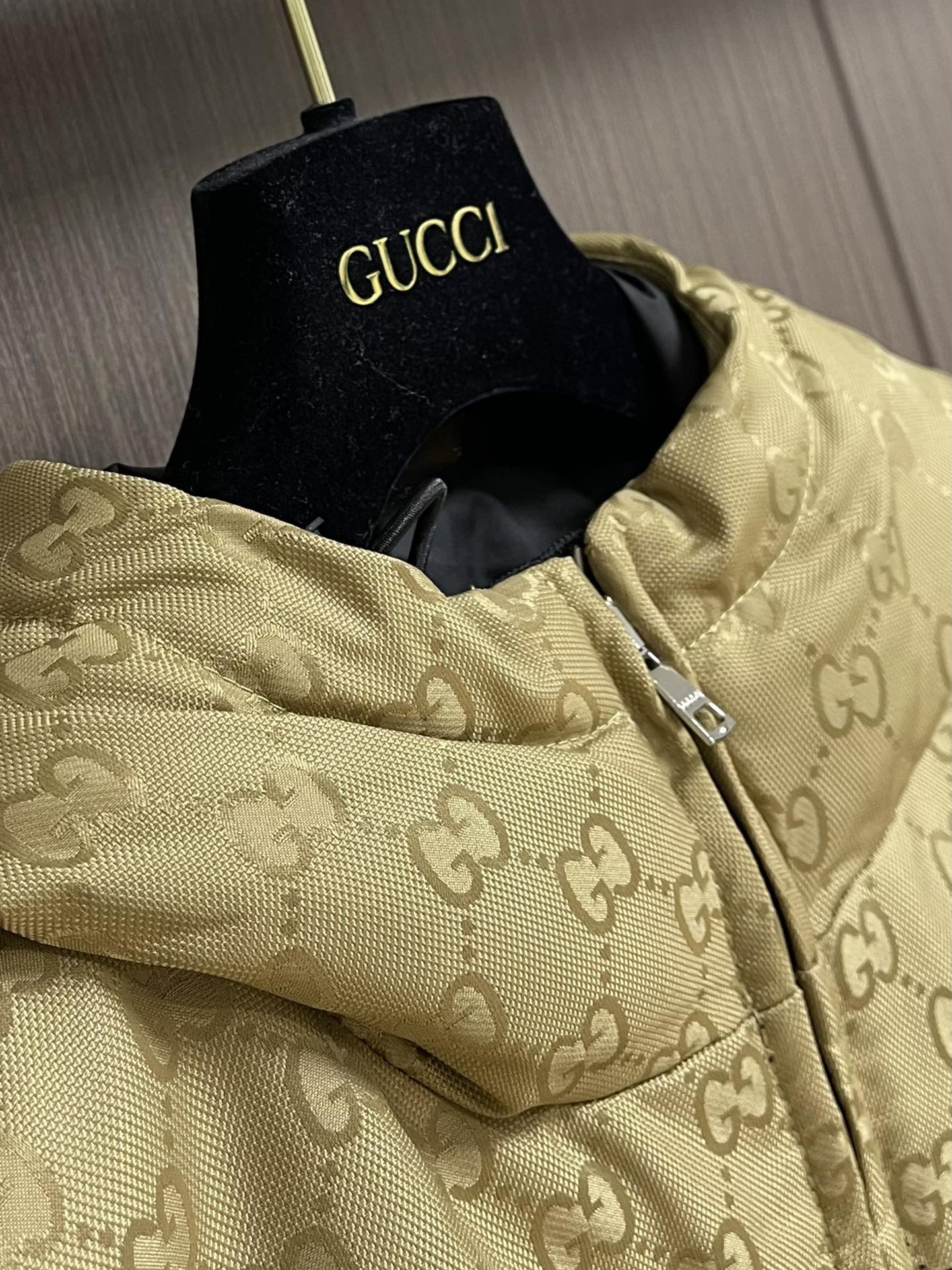 GUCCI2024SS连帽尼龙帆布羽绒夹克gg图案呈现别出心裁的色彩和组合这款常规版型羽绒夹克以gg尼龙