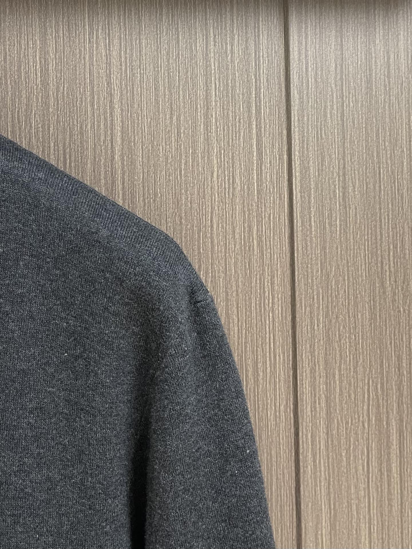 LV 新款绵羊毛针织毛衣束腰夹克，以双面针织塑造简约廓形，为衣领和袖口点缀monogram 提花，再搭配