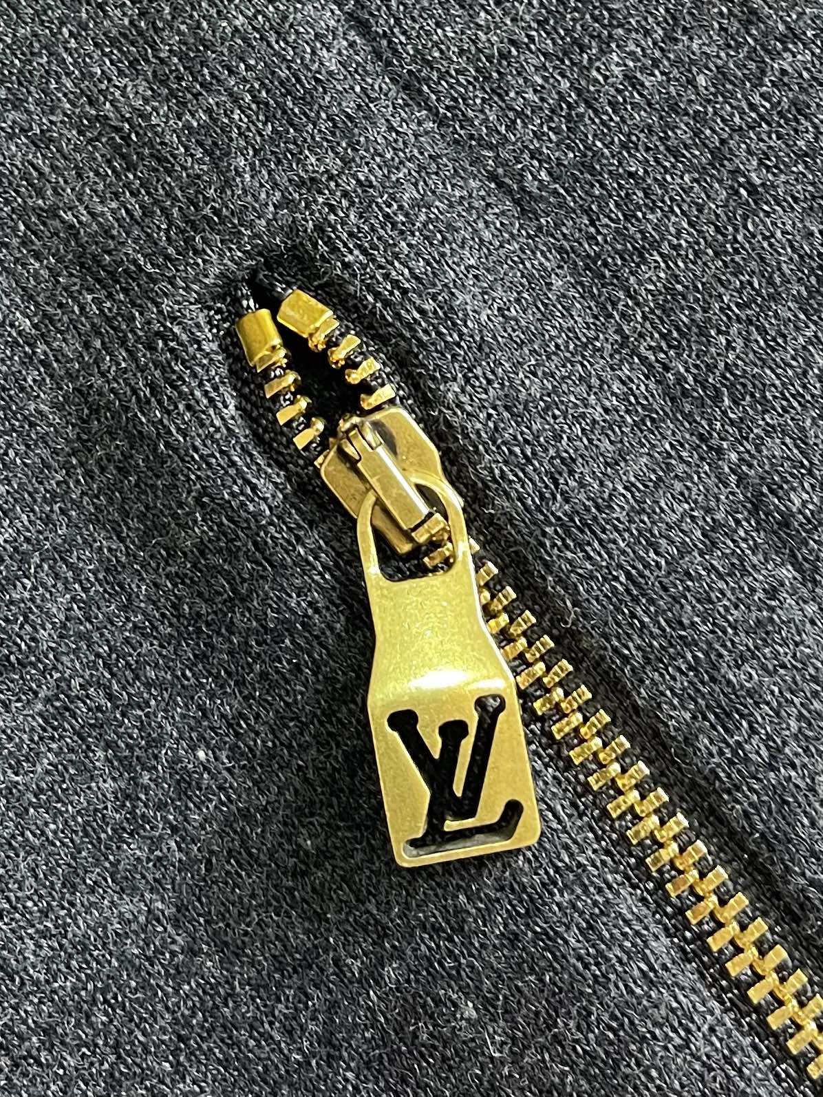 LV 新款绵羊毛针织毛衣束腰夹克，以双面针织塑造简约廓形，为衣领和袖口点缀monogram 提花，再搭配