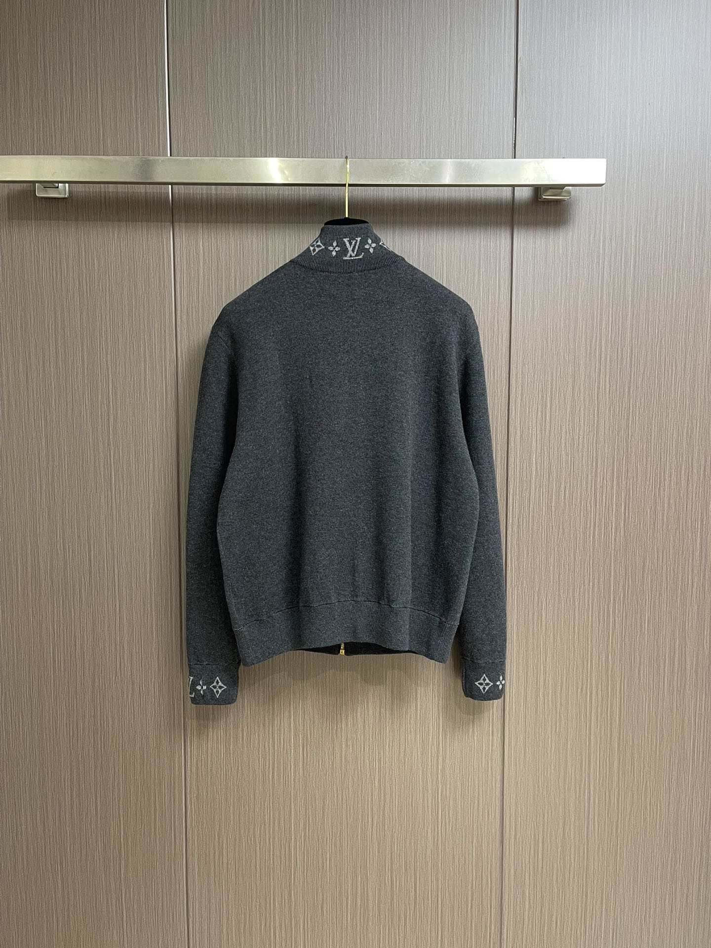 LV 新款绵羊毛针织毛衣束腰夹克，以双面针织塑造简约廓形，为衣领和袖口点缀monogram 提花，再搭配