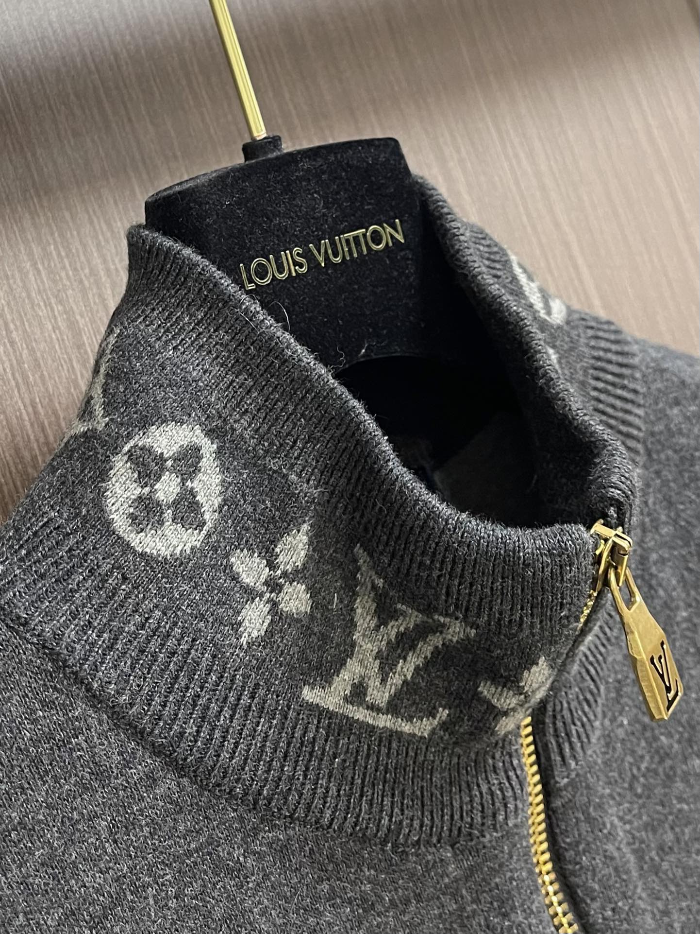 LV 新款绵羊毛针织毛衣束腰夹克，以双面针织塑造简约廓形，为衣领和袖口点缀monogram 提花，再搭配