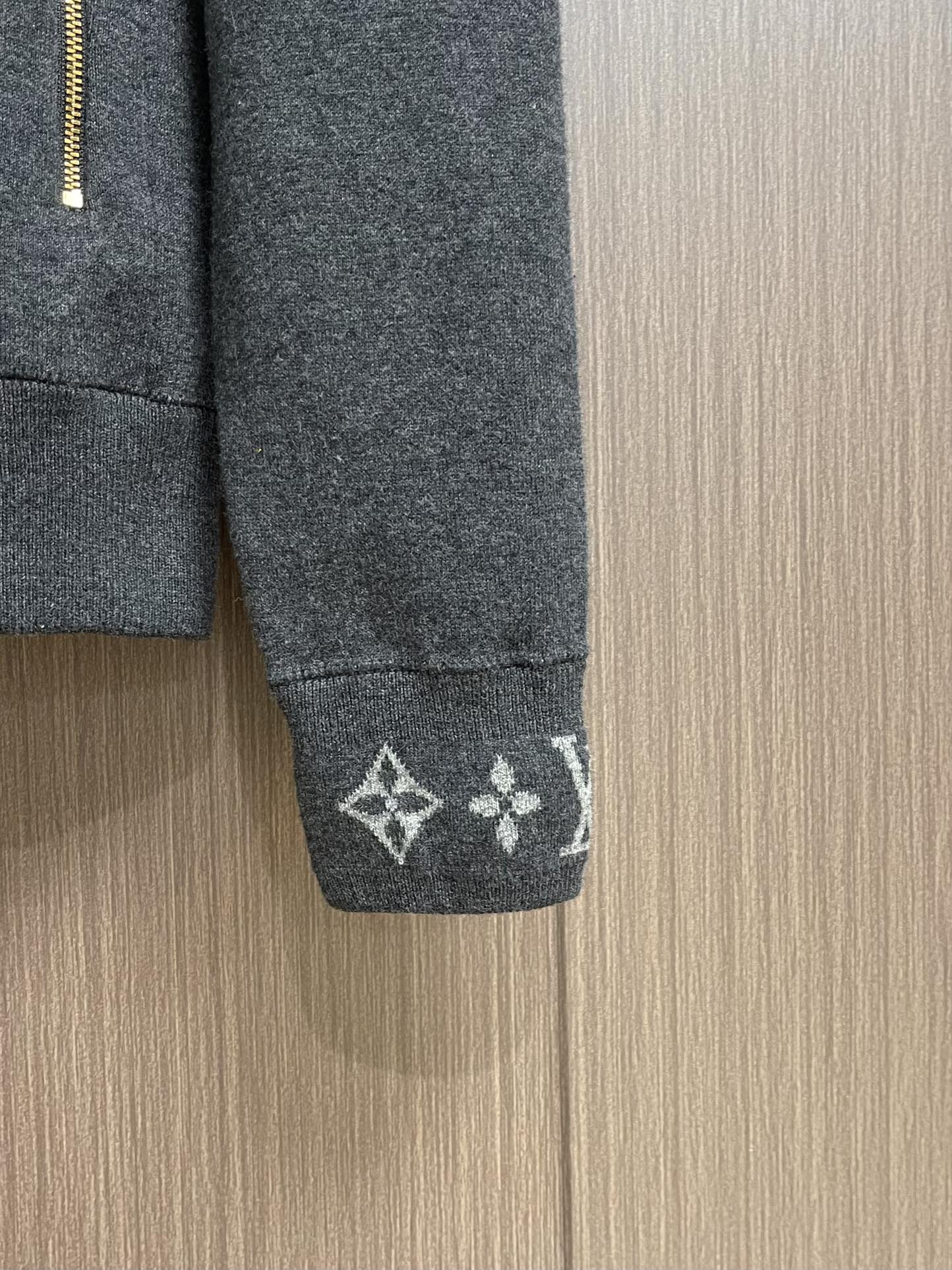 LV 新款绵羊毛针织毛衣束腰夹克，以双面针织塑造简约廓形，为衣领和袖口点缀monogram 提花，再搭配