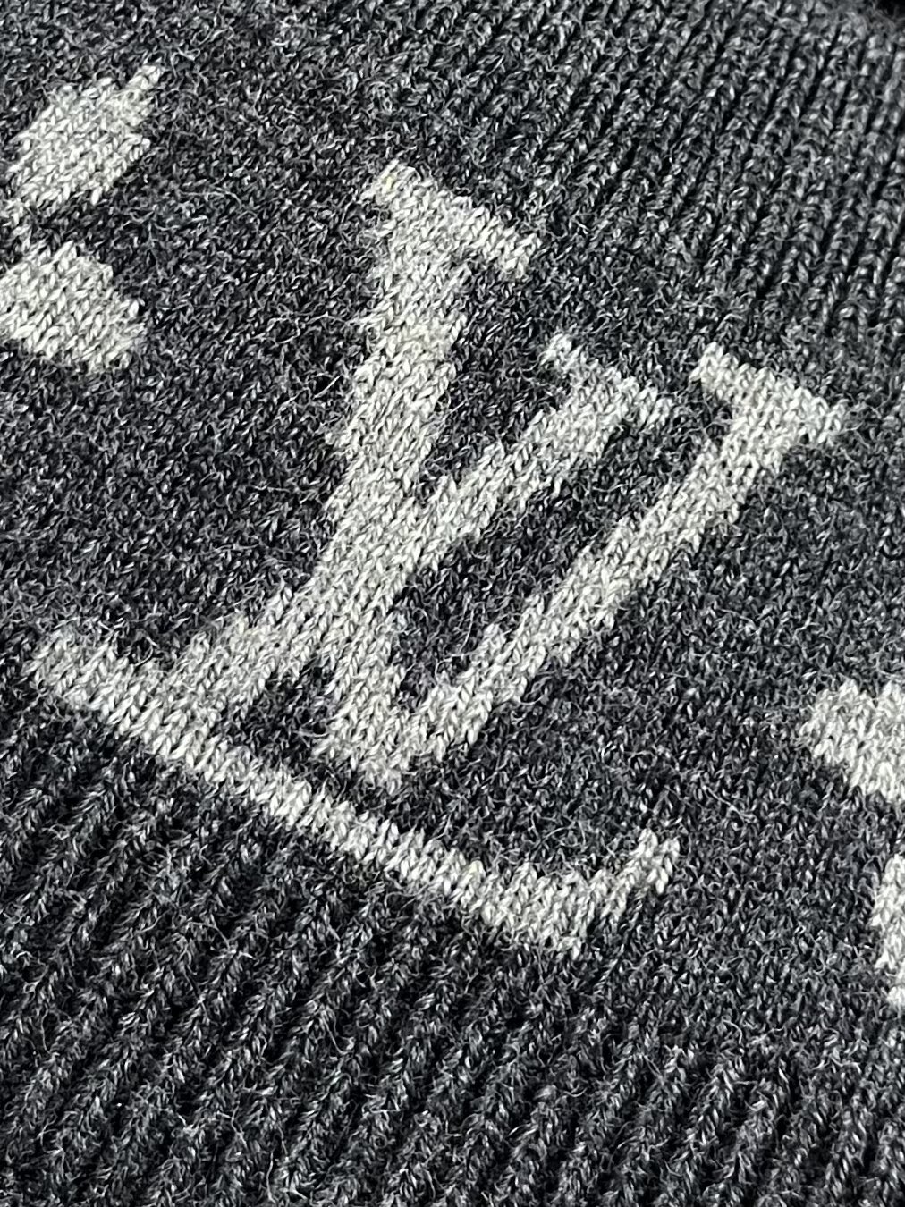 LV 新款绵羊毛针织毛衣束腰夹克，以双面针织塑造简约廓形，为衣领和袖口点缀monogram 提花，再搭配