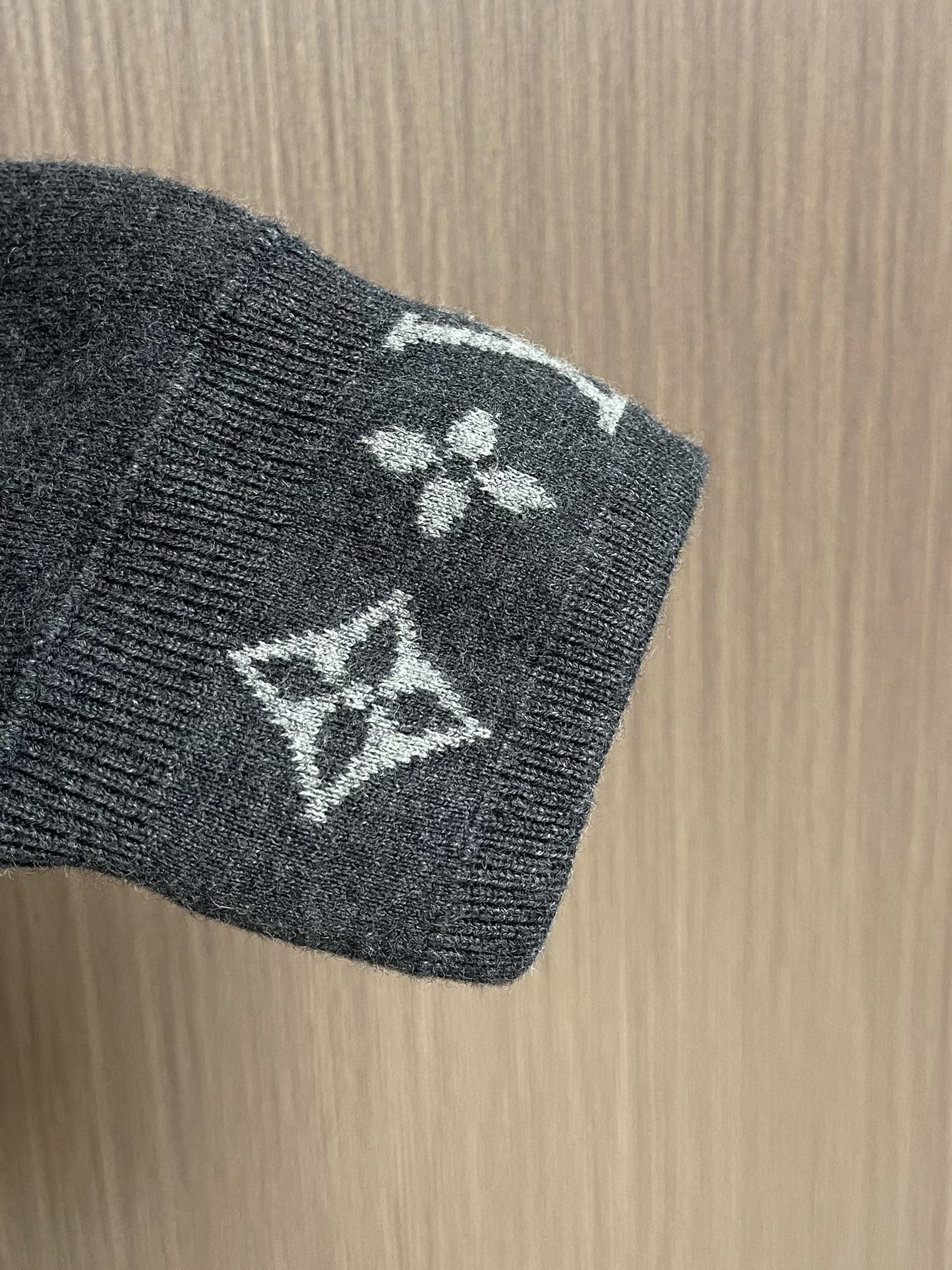 LV 新款绵羊毛针织毛衣束腰夹克，以双面针织塑造简约廓形，为衣领和袖口点缀monogram 提花，再搭配