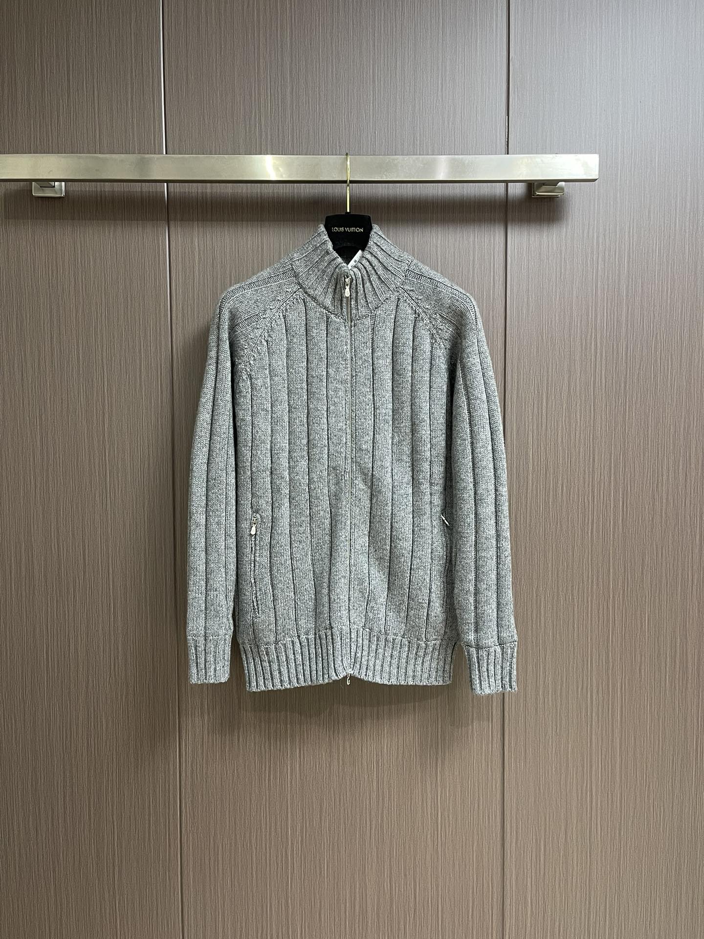 NO:473371,BC autumn and winter new product classic knitted zipper cardigan knitted sweater, classic American style design, basic colors can’t go wrong without any mistakes. This basic style is the key point. It looks good in single layering, beautiful and longer durable. Fall and winter layering is super high-end, daily casual and versatile. Size 48-54,,sweaters,alexander wang19860909BC 秋冬新品经典针织拉链开衫针织毛衣,美式穿搭经典设计 基础色随意搭配都不会出错 这种基础款版型是重点 单穿叠穿都好看 美观的同时更经久耐穿 秋冬叠穿超高级,日常休闲百搭.尺码48-54,,sweaters,alexander wang,Men's clothing