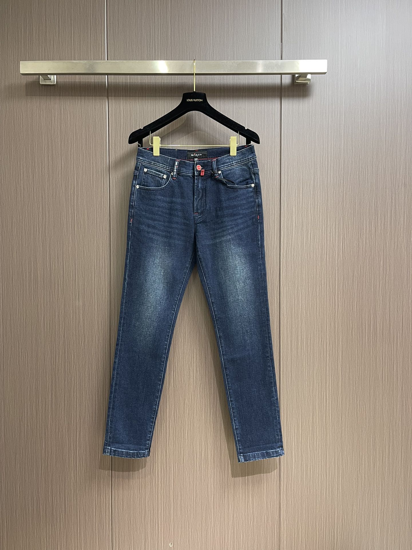 NO:505857,Kiton is a very versatile style for commuting, made of pure cotton fabric, a solid color style that is easy to wear, and is easy to match, short-sleeved styles, etc.!  It is skin-friendly and not stubborn. It is comfortable and has a proper sense of broadness and skin. It can be easily dealt with in daily casual occasions or at work!  Size 30-38 None 35 37, jeans, T-shirt,alexander wang19860909kiton 非常百搭通勤的一款牛仔裤,纯棉面料制作,好穿贵气又易于搭配的纯色款, 短袖等都可以轻松拿捏的造型搭配！贴身穿着亲肤不扎人,上身舒服兼具着适当的挺阔感和骨感,日常休闲场合或上班穿着都能轻松应对！尺码30-38 无35 37,,jeans,T-shirt,alexander wang,Men's clothing