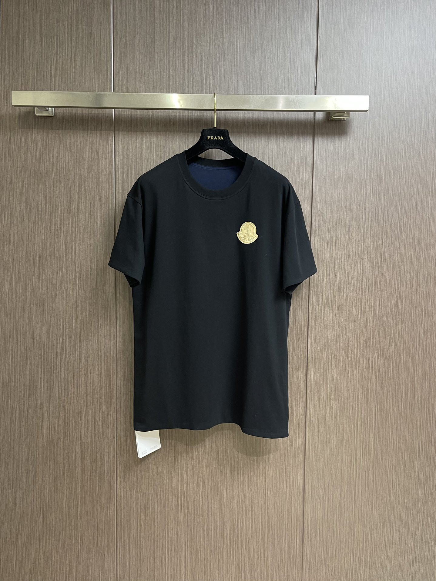 NO:127786,Moncler Double-sided two-wear logo short-sleeved T-shirt, custom-made Taal white-cold dust-free ink silk on the front, custom-made Taal blue-black silk on the back, heavy and heavy, comfortable skin, different colors on both sides, alternating black and blue, writing a fashionable and comfortable melody, quiet and elegant, both sides are decorated with the same-toned logo patches to integrate the essence of the brand, full of recognition, showing personal charm, double-sided style, computer drawing sewing machine technology input required patterns through computer software, high-precision positioning system ensures the accurate position of the pattern on the fabric, has automatic sewing function, can automatically complete the sewing process, precise splicing and jointing process, adopt advanced sewing technology and equipment to ensure that the splicing of each short-sleeved piece is flat and tight, and the lines are smooth, and there is no loose mouth inside and outside, the neckline adopts computer double-needle sewing technology, and use advanced computer control system  Ability to sew two parallel stitches at the same time to ensure the size and shape of the neckline are consistent, wash-tag bag process Combining wash-tag with the fabric of the clothing itself by making a small pocket to accommodate and display the unique way of washing-tag ensures the clarity and durability of the wash-tag. Size S-XL, christian louboutin, T-shirt, tees, t-shirt, alexander wang19860909moncler 双面两穿标识短袖T恤,正面定制塔尔白撞无尘墨绸 反面定制塔尔蓝黑绮纹绸 沉实厚重 舒适贴肤 两面呈现不同颜色 以黑蓝融合交替交织 共同谱写着时尚与舒适的旋律 静谧而优雅 两面均饰有同色调标识贴片融合品牌精髓 辨识度拉满 展现个性魅力 双面风华独领潮流,电脑画样缝纫机工艺 通过电脑软件输入所需的图案 高精度的定位系统确保图案在布料上的准确位置 具备自动缝纫功能 能够自动完成缝纫过程,精准拼接合缝工艺 采用先进的缝制技术和设备 确保每一件短袖的拼接处都平整紧密 且线条流畅 里外不会出现散口,领口采用电脑双针车缝制工艺 利用先进的电脑控制系统 能够同时缝制两条平行的线迹 确保领口的尺寸和形状保持一致,洗水标袋工艺 将洗水标与衣物本身的面料相结合 通过制作一个小口袋来容纳并展示洗水标的独特方式 确保洗水标的清晰度和持久性.尺码S-XL,,christian louboutin,T-shirt,tees，t-shirt,alexander wang,Men's clothing