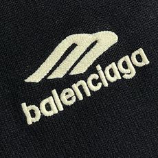 balenciaga 滑雪系列3b刺绣标识针织毛衣,采用了羊毛混纺面料,既保证了衣物的保暖性和舒适度,又 balenciaga 滑雪系列3b刺绣标识针织毛衣,采用了羊毛混纺面料,既保证了衣物的保暖性和舒适度,又