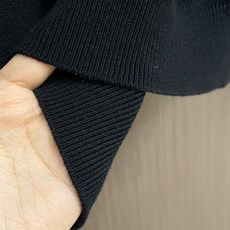 balenciaga 滑雪系列3b刺绣标识针织毛衣,采用了羊毛混纺面料,既保证了衣物的保暖性和舒适度,又 balenciaga 滑雪系列3b刺绣标识针织毛衣,采用了羊毛混纺面料,既保证了衣物的保暖性和舒适度,又