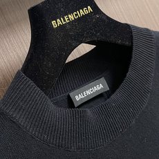 balenciaga 滑雪系列3b刺绣标识针织毛衣,采用了羊毛混纺面料,既保证了衣物的保暖性和舒适度,又 balenciaga 滑雪系列3b刺绣标识针织毛衣,采用了羊毛混纺面料,既保证了衣物的保暖性和舒适度,又