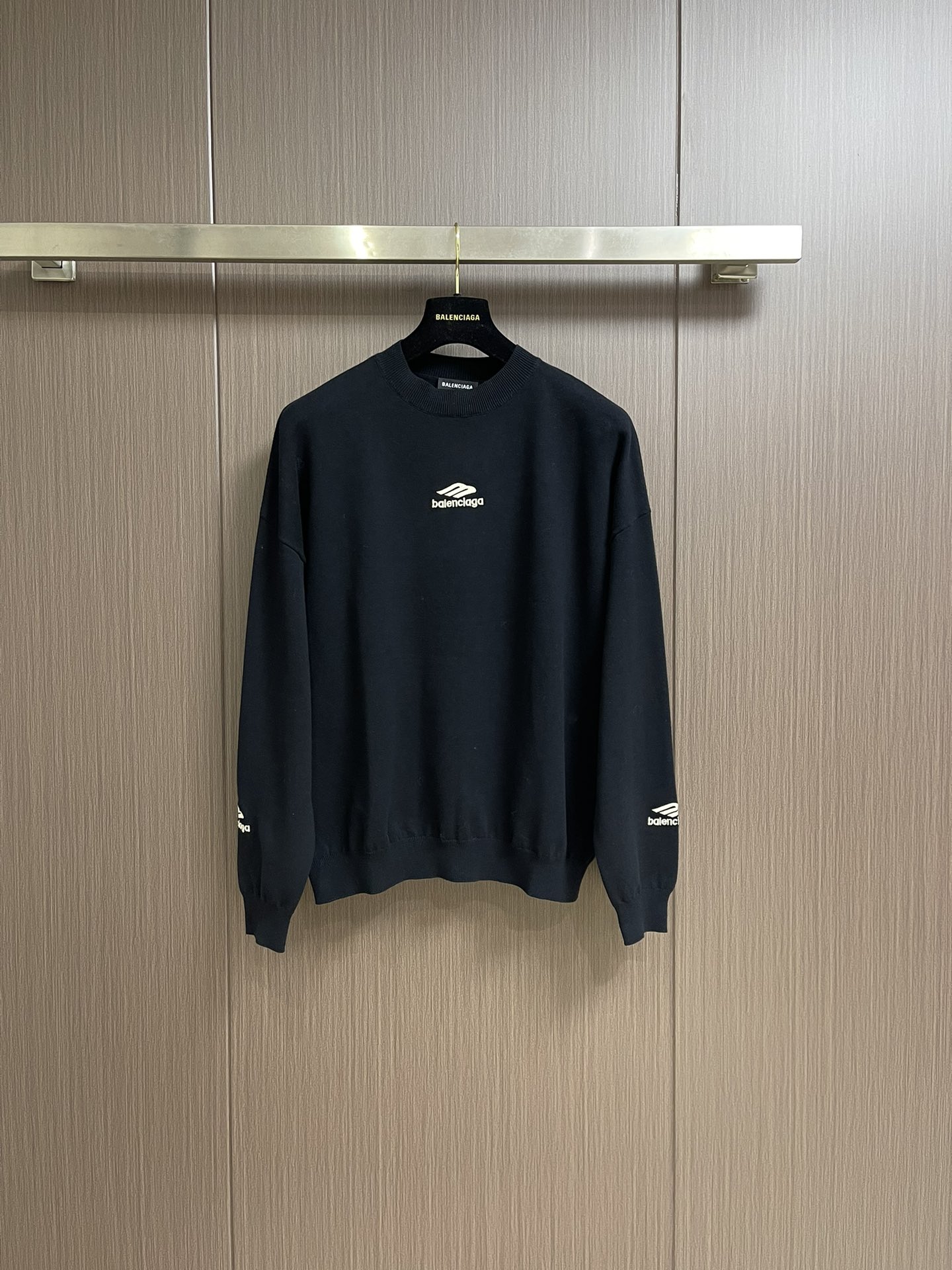 balenciaga 滑雪系列3b刺绣标识针织毛衣，采用了羊毛混纺面料，既保证了衣物的保暖性和舒适度，又