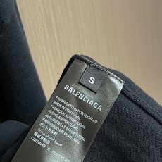 balenciaga 滑雪系列3b刺绣标识针织毛衣,采用了羊毛混纺面料,既保证了衣物的保暖性和舒适度,又 balenciaga 滑雪系列3b刺绣标识针织毛衣,采用了羊毛混纺面料,既保证了衣物的保暖性和舒适度,又