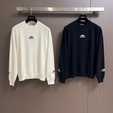 balenciaga 滑雪系列3b刺绣标识针织毛衣,采用了羊毛混纺面料,既保证了衣物的保暖性和舒适度,又 balenciaga 滑雪系列3b刺绣标识针织毛衣,采用了羊毛混纺面料,既保证了衣物的保暖性和舒适度,又