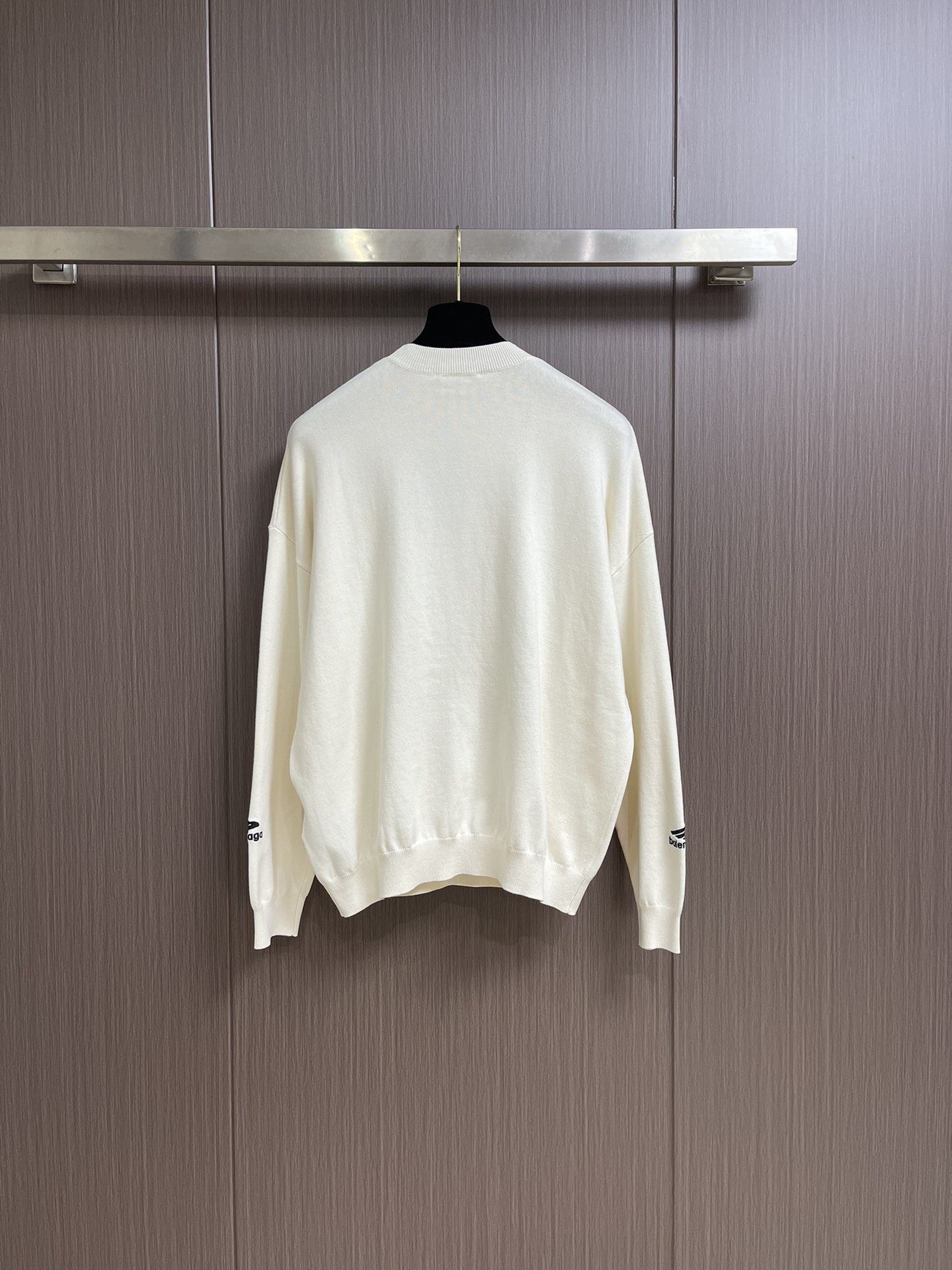 balenciaga 滑雪系列3b刺绣标识针织毛衣，采用了羊毛混纺面料，既保证了衣物的保暖性和舒适度，又