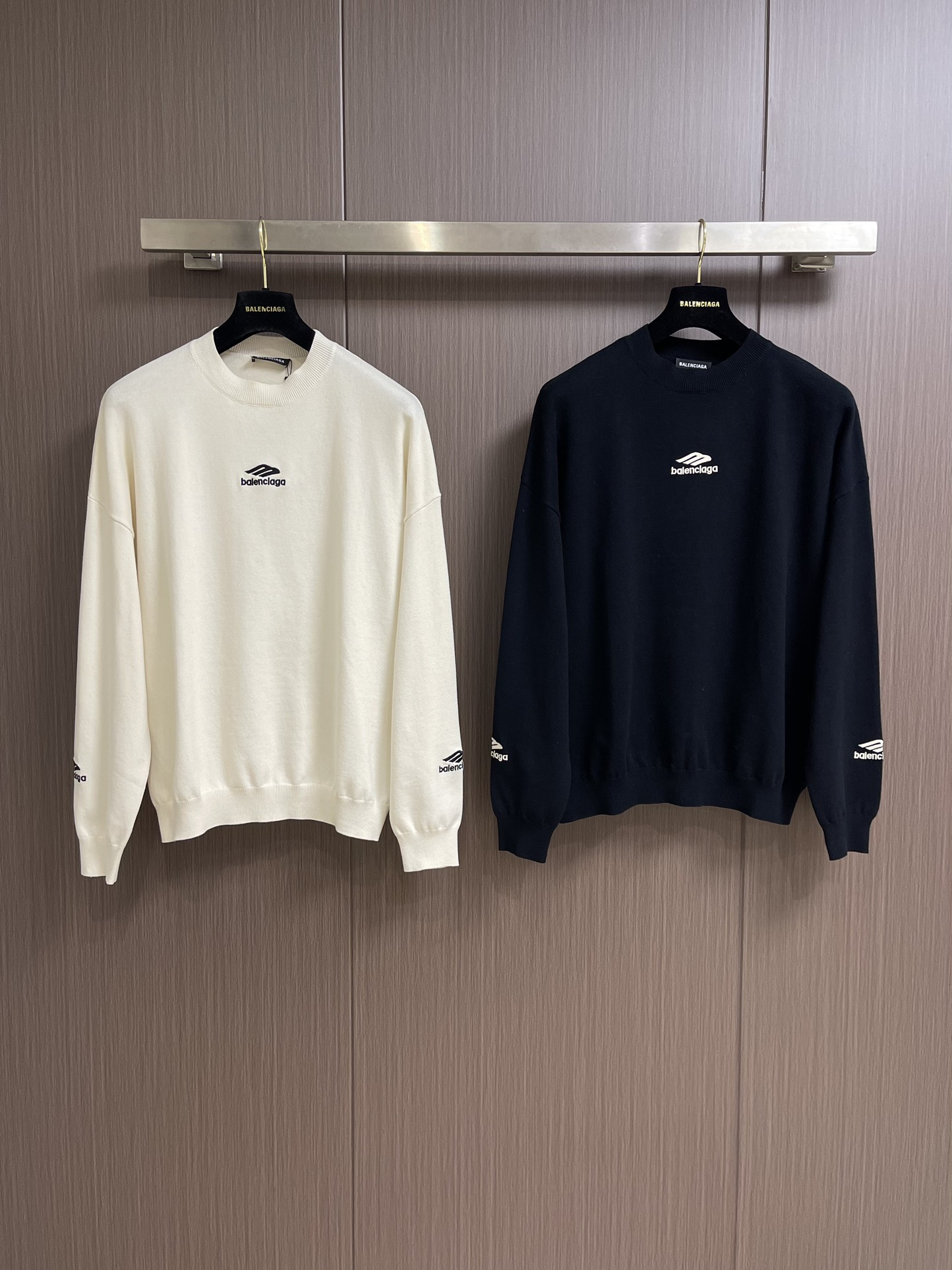 balenciaga 滑雪系列3b刺绣标识针织毛衣，采用了羊毛混纺面料，既保证了衣物的保暖性和舒适度，又