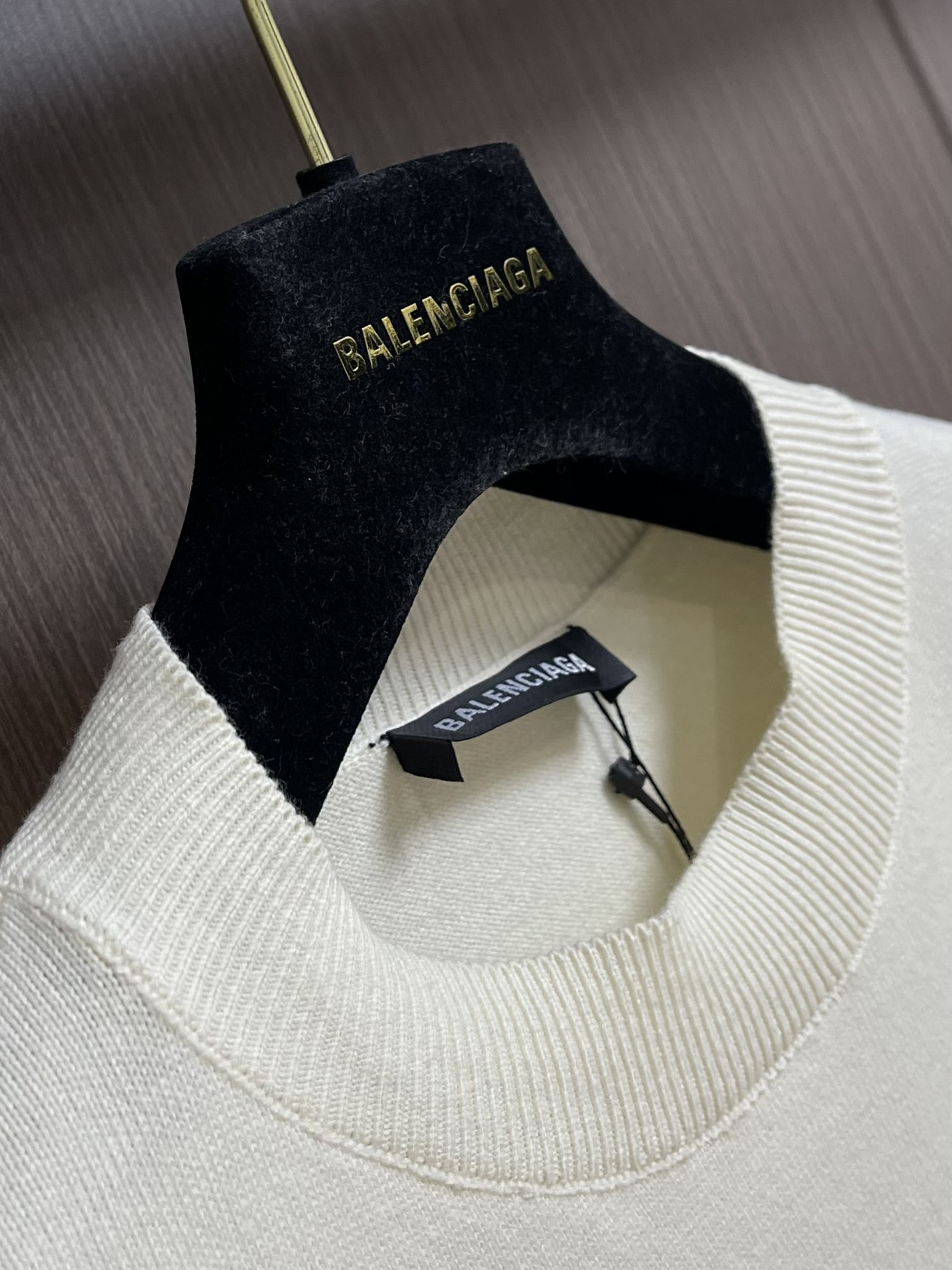 balenciaga 滑雪系列3b刺绣标识针织毛衣，采用了羊毛混纺面料，既保证了衣物的保暖性和舒适度，又