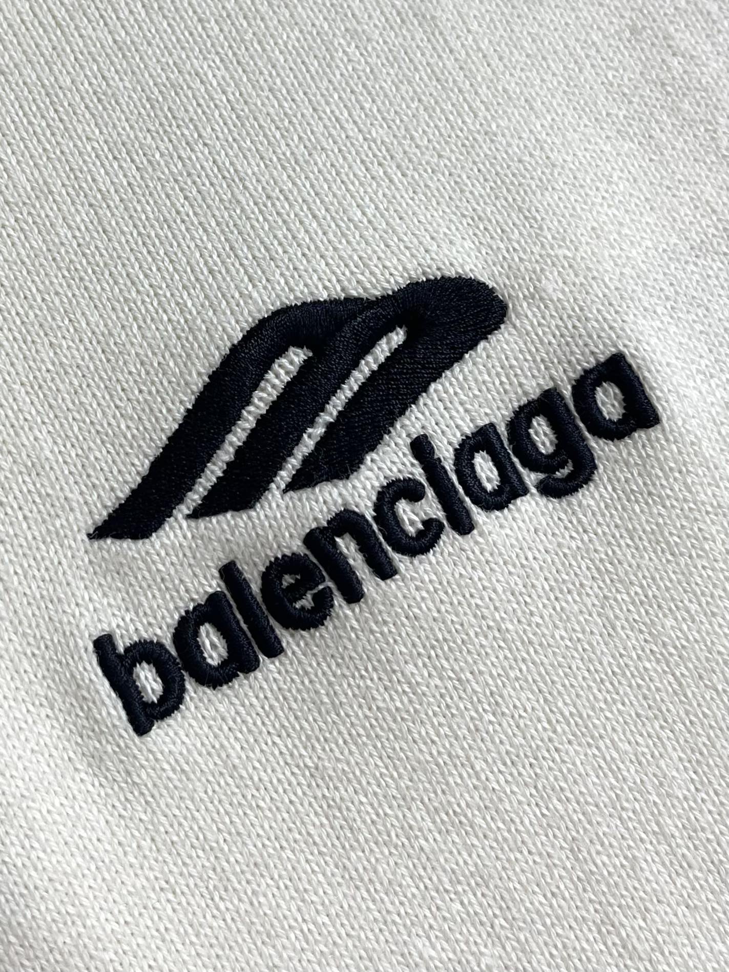balenciaga 滑雪系列3b刺绣标识针织毛衣，采用了羊毛混纺面料，既保证了衣物的保暖性和舒适度，又