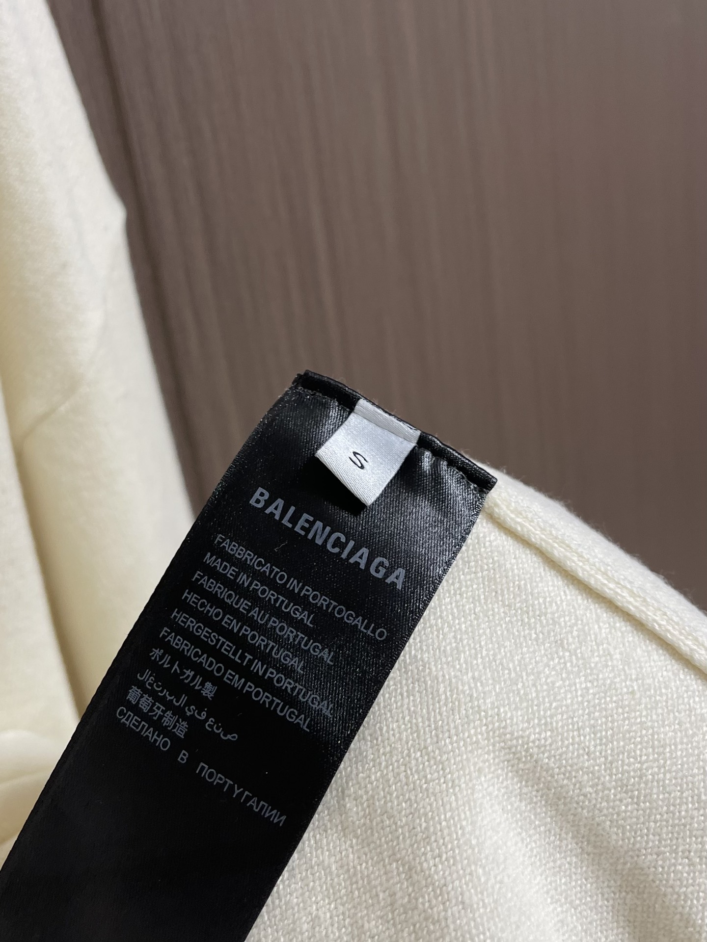 balenciaga 滑雪系列3b刺绣标识针织毛衣，采用了羊毛混纺面料，既保证了衣物的保暖性和舒适度，又