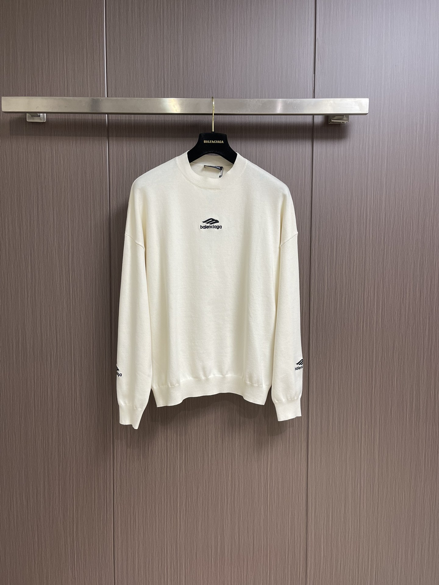 NO:525809,The balenciaga ski series 3b embroidery logo knitted sweaters are made of wool-blend fabric, which not only ensures the warmth and comfort of the clothes, but also has certain elasticity and wear resistance. The decorative parts are made of wool, which further enhances the overall texture. The top is made of round neck design, simple and elegant, suitable for various combinations. The long-sleeved design provides better warmth effect, while the sleeves are cut in a combination without restricting action. The most eye-catching thing is the 3b sports icon art embroidery on the front and sleeves. This design element not only adds a unique artistic atmosphere to the top, but also shows Balenciaga's deep understanding and fusion of fashion and art. The embroidery part uses polyester fiber to ensure the exquisiteness and durability of embroidery. Size S-XL, balenciaga, balenciaga, sweaters, alexander wang19860909balenciaga 滑雪系列3b刺绣标识针织毛衣,采用了羊毛混纺面料,既保证了衣物的保暖性和舒适度,又具有一定的弹性和耐磨性.装饰部件则选用了羊毛,进一步提升了整体的质感.上衣采用圆领设计,简约大方,适合各种搭配.长袖设计则提供了更好的保暖效果,同时袖型剪裁合体,不束缚行动.最引人注目的莫过于正面和衣袖上饰以的3b sports icon艺术作品刺绣.这一设计元素不仅为上衣增添了独特的艺术气息,还展现了巴黎世家对于时尚与艺术的深刻理解与融合.绣花部分使用了聚酯纤维,确保了刺绣的精致度和持久性.尺码S-XL,,balenciaga,balenciaga,sweaters,alexander wang,Men's clothing