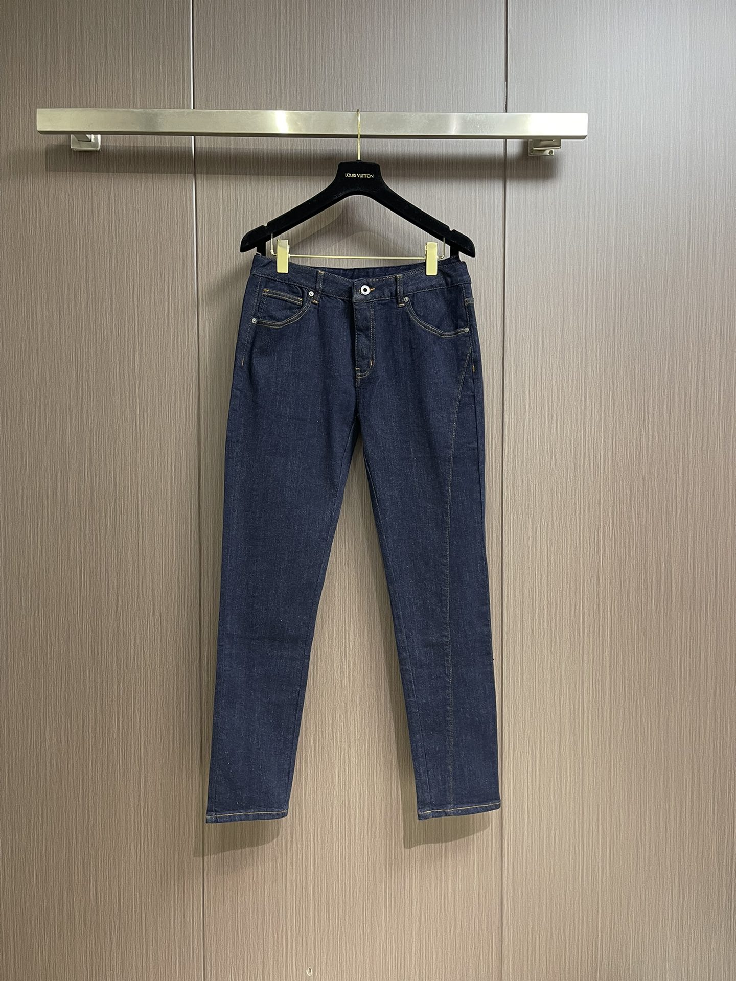 NO:121597,Valentino early autumn new casual jeans, imported original elastic fabric, comfortable and elastic, original hardware and auxiliary decoration, super positive style, extremely high grade, full of vitality. Size 29-38 No 35 37,,valentino,valentino,jeans,alexander wang19860909Valentino 华伦天奴 早秋新品休闲牛仔裤,进口原版弹力面料,舒适有弹性,原版五金辅料装饰,版型超正,档次极高,活力十足.尺码29-38 无35 37,,valentino,valentino,jeans,alexander wang,Men's clothing