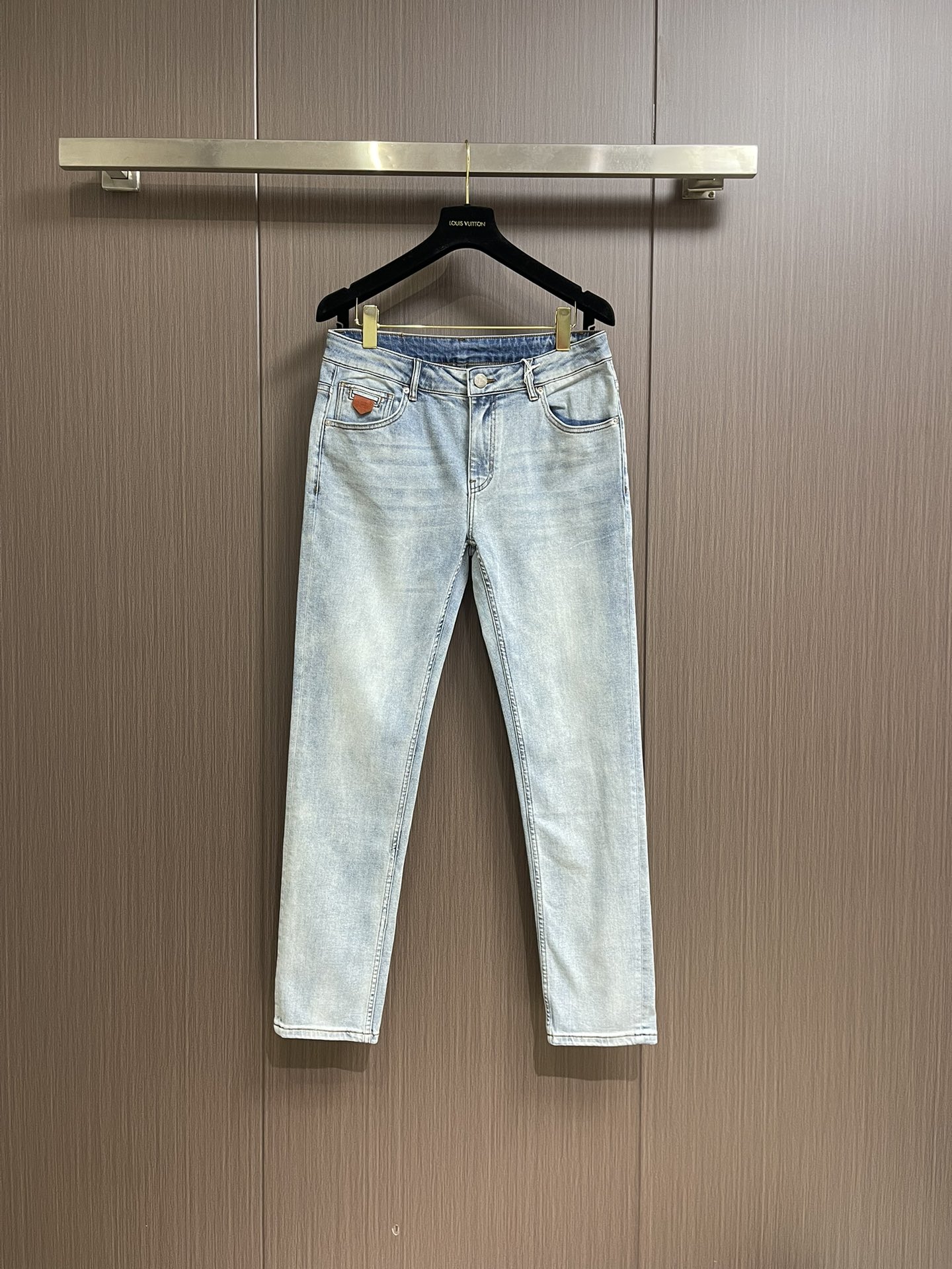 NO:121599,Hermes brand logo multi-washed jeans. The trouser style and tailoring need no more words. The upper body is exquisite and vivid, and the true first-class top-quality material is selected. The most famous denim denim is excellent, soft and comfortable, and has multiple washes, and the color is durable and fashionable. It uses the latest contrasting leather brand, which is washed for a long time and will not be pushed down. Button hardware is also the latest customized series. Size 29-38 No 35 37,,hermes,jeans,alexander wang19860909Hermes 品牌标识多重水洗牛仔裤.裤型款式和剪裁亦无需多言,上身精致跃然,真正的一等一顶级质料,选用最有名丹宁牛仔布,品质卓越,柔软舒适,经过多重洗水,色系耐看时尚.采用最新撞色皮牌,久洗不推落.纽扣五金亦是最新定制系列.尺码29-38 无35 37,,hermes,jeans,alexander wang,Men's clothing