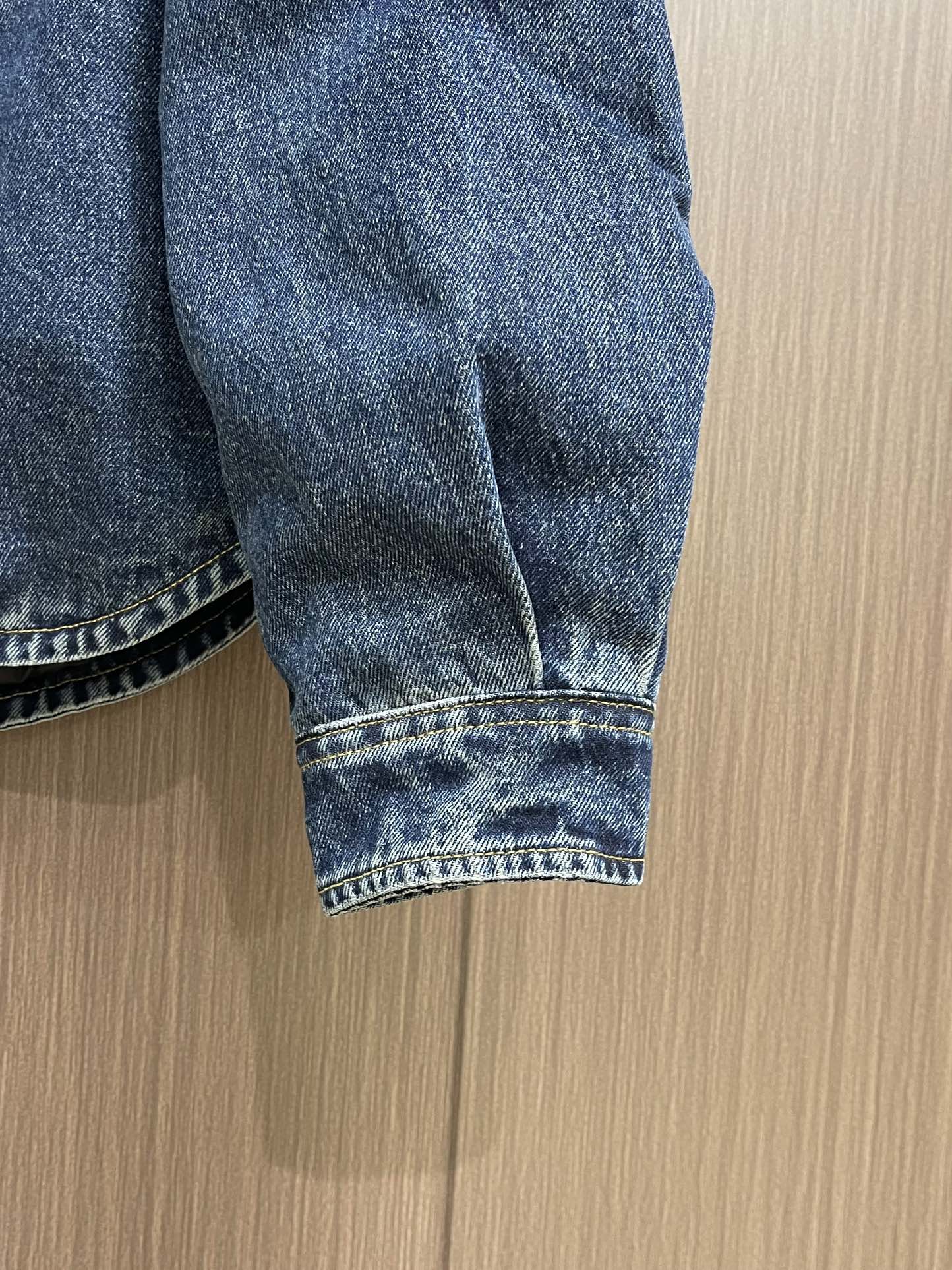 Prada 三角标单宁棉服夹克 定制蓝调高密度纯棉料以及内里丝绒云棉片，标志性涂珐琅三角形金属徽标点缀，