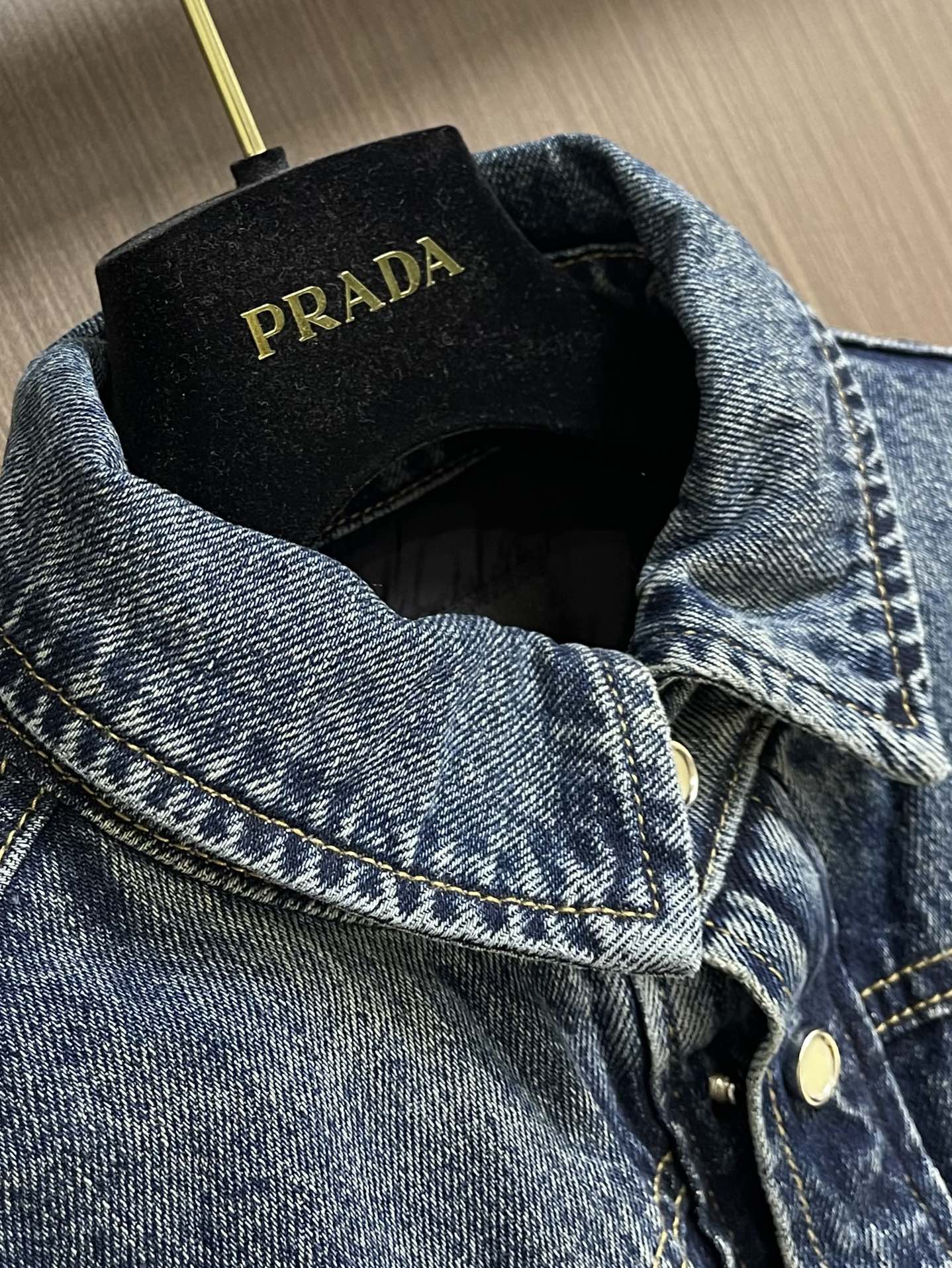 Prada 三角标单宁棉服夹克 定制蓝调高密度纯棉料以及内里丝绒云棉片，标志性涂珐琅三角形金属徽标点缀，