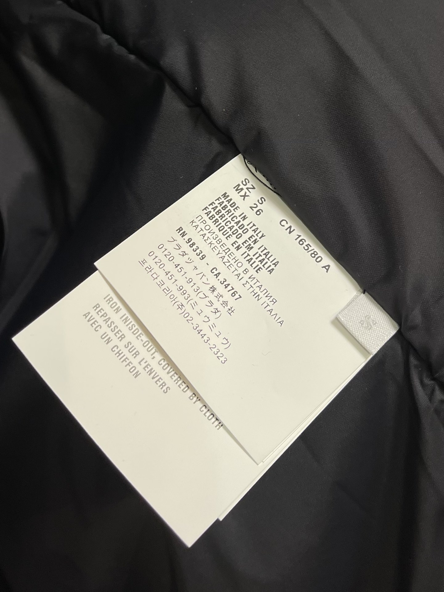 Prada 三角标单宁棉服夹克 定制蓝调高密度纯棉料以及内里丝绒云棉片，标志性涂珐琅三角形金属徽标点缀，