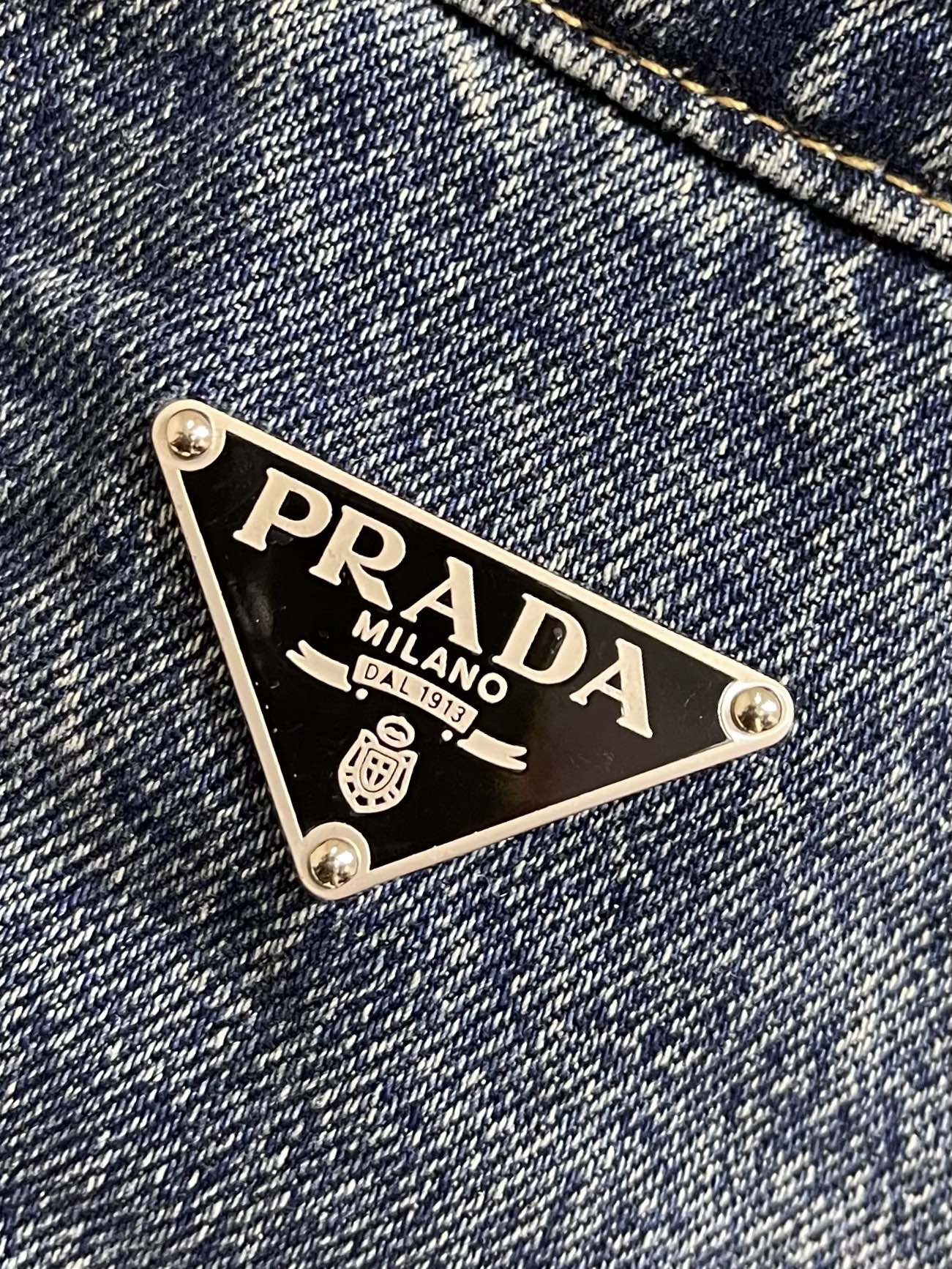 Prada 三角标单宁棉服夹克 定制蓝调高密度纯棉料以及内里丝绒云棉片，标志性涂珐琅三角形金属徽标点缀，