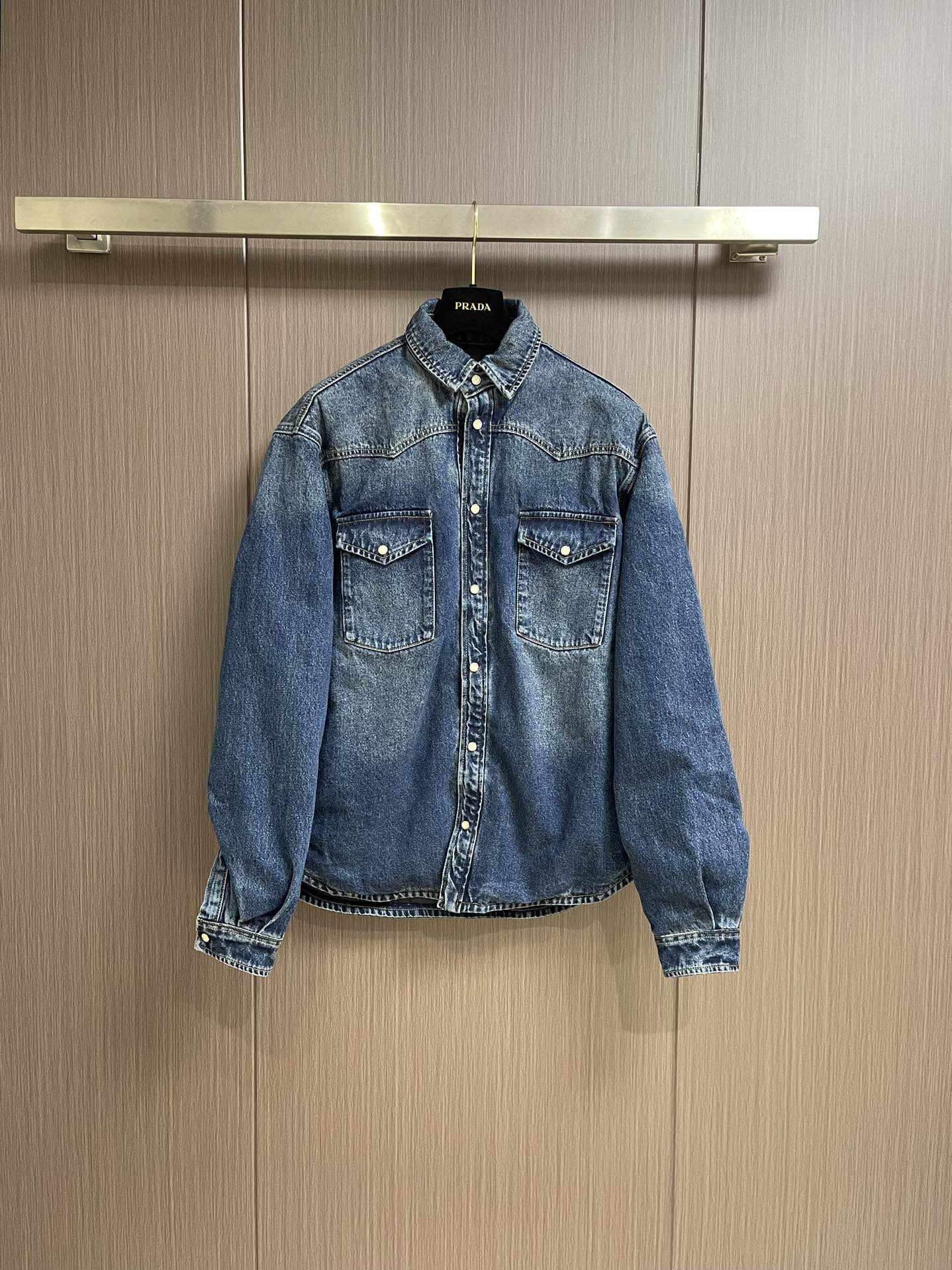 NO:531241,Prada Triangle Tag Tannin Cotton Jacket Customized blues high-density pure cotton material and inner velvet cloud cotton sheets, iconic enamel triangular metal logo embellishment, and the padding effect design highlights the wrapping effect cleverly combines the warmth of the cotton jacket with the fashion of denim. The infrared positioning of the imported special machine is used to position the 'Prada Diagonal Mark' more precise, firm and solid. The washing process adopts five complex processes, stone mill light fermentation, multiple monkeys and garaters are added to the softness of the bleaching, manual sand rub, asute dyeing and re-dyeing, each step embodies the hard work and wisdom of the craftsmen. Pure hand-dressing process, after completing the initial combination of the lining and cotton sheet, craftsmen will further adjust and disassemble in the water. The lining and cotton sheet can achieve a perfect combination, making the lining and cotton sheet more tight. Size S-XL,, prada, jackets & coats, alexander  wang19860909prada 三角标单宁棉服夹克 定制蓝调高密度纯棉料以及内里丝绒云棉片,标志性涂珐琅三角形金属徽标点缀,衬垫效果设计凸显包裹效果巧妙融合了棉服的温暖与牛仔的时尚.采用进口专机红外线定位“prada二角标”,位置更为精准牢固结实.洗水工艺采用五道复杂工序,石磨轻酵,加多位马骝加拉解漂加软,人工擦沙,阿苏特染色再返染返磨,每一步都凝聚了工匠们的心血和智慧.纯手工水后拆卸工艺,完成套里布与棉片的初步结合后匠人会在水中进行进一步的调整和拆卸,套里布与棉片能够实现完美的结合,使得套里布与棉片的结合更为紧密.尺码S-XL,,prada,jackets & coats,alexander wang,Men's clothing