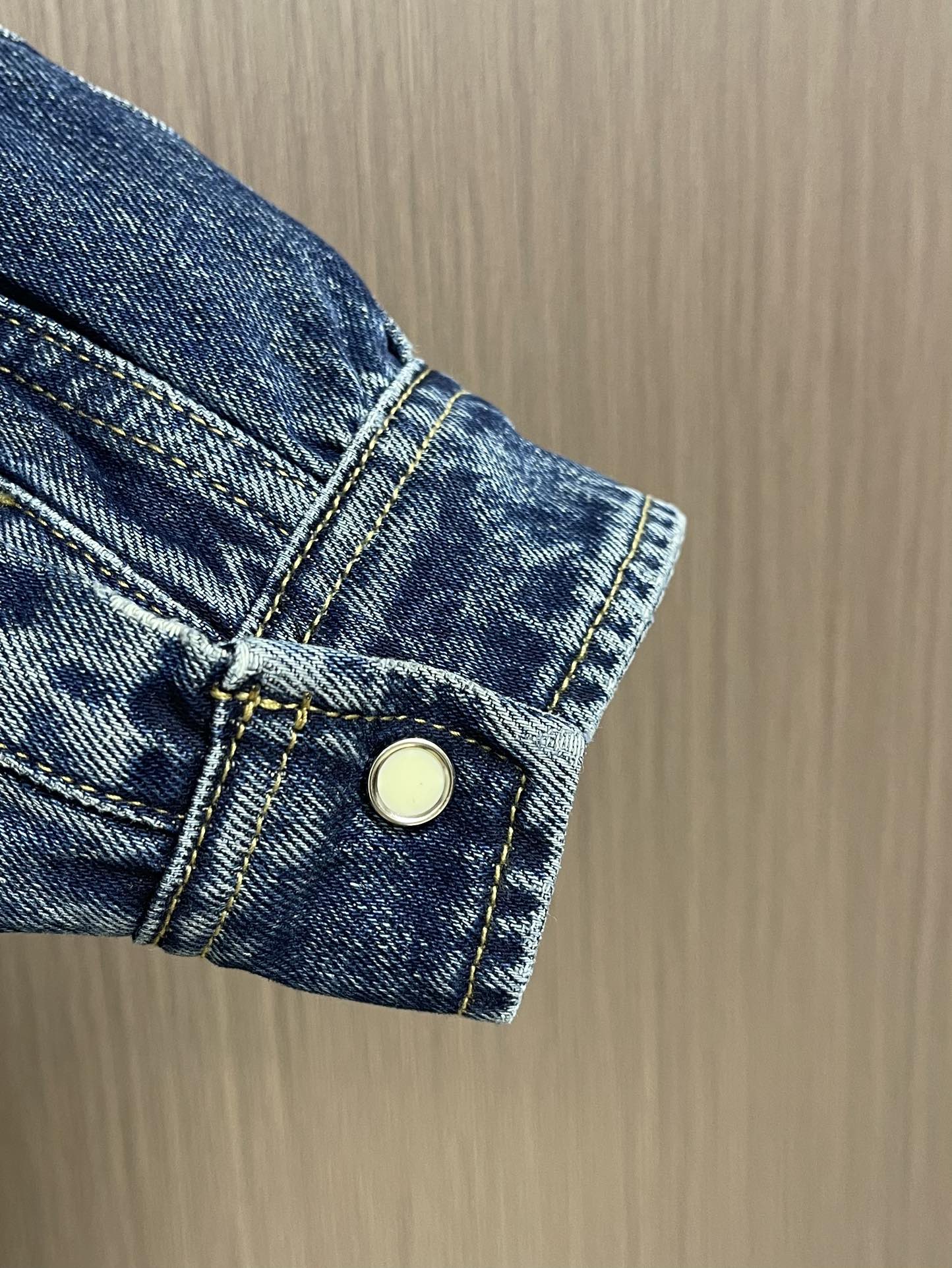 Prada 三角标单宁棉服夹克 定制蓝调高密度纯棉料以及内里丝绒云棉片，标志性涂珐琅三角形金属徽标点缀，