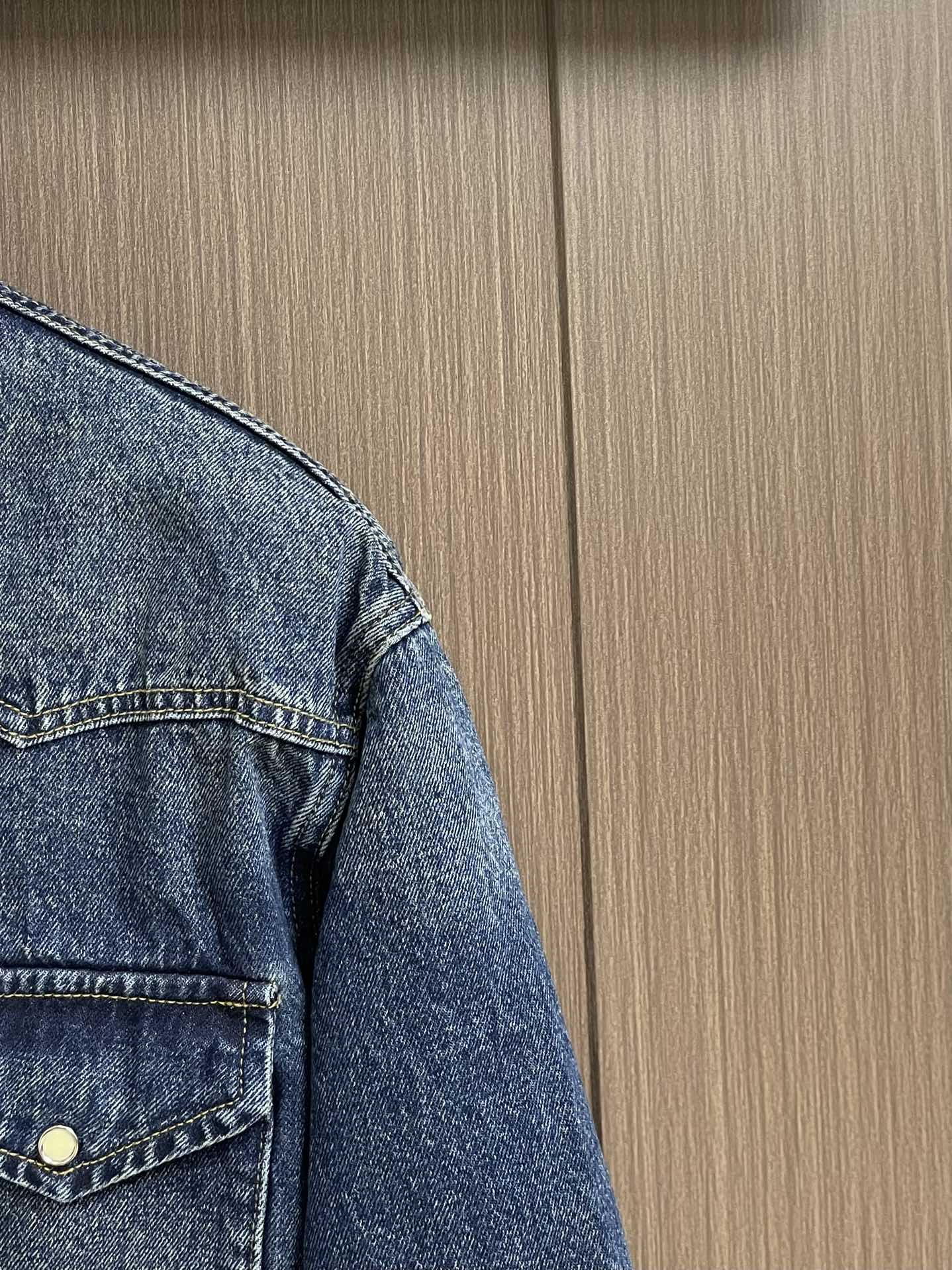 Prada 三角标单宁棉服夹克 定制蓝调高密度纯棉料以及内里丝绒云棉片，标志性涂珐琅三角形金属徽标点缀，