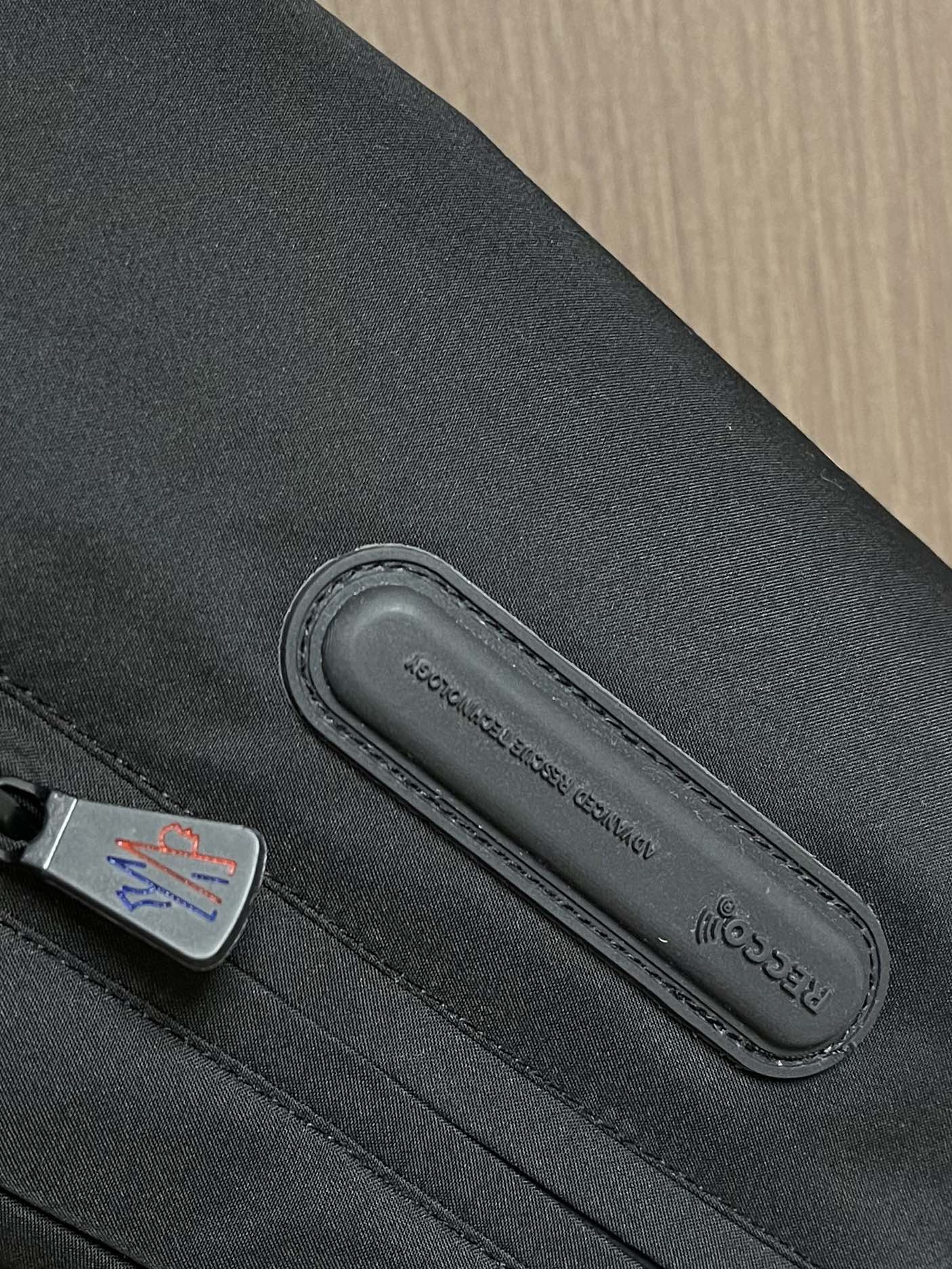 moncler grenble压胶滑雪羽绒服 彰显造型气质的不朽传奇．极致款的休闲户外型羽绒服，寒风凛冽