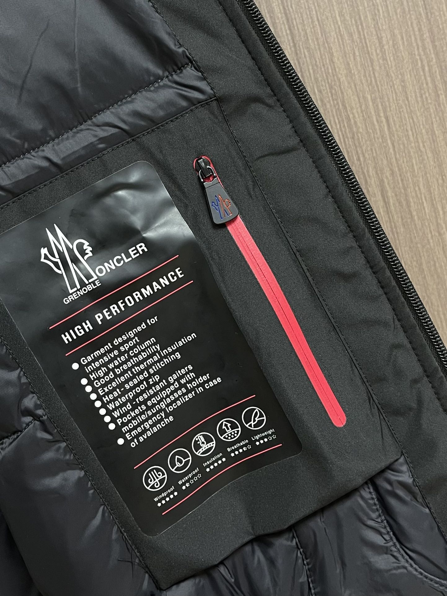 moncler grenble压胶滑雪羽绒服 彰显造型气质的不朽传奇．极致款的休闲户外型羽绒服，寒风凛冽