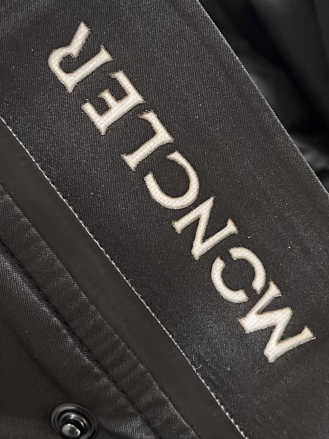 moncler grenble压胶滑雪羽绒服 彰显造型气质的不朽传奇．极致款的休闲户外型羽绒服，寒风凛冽