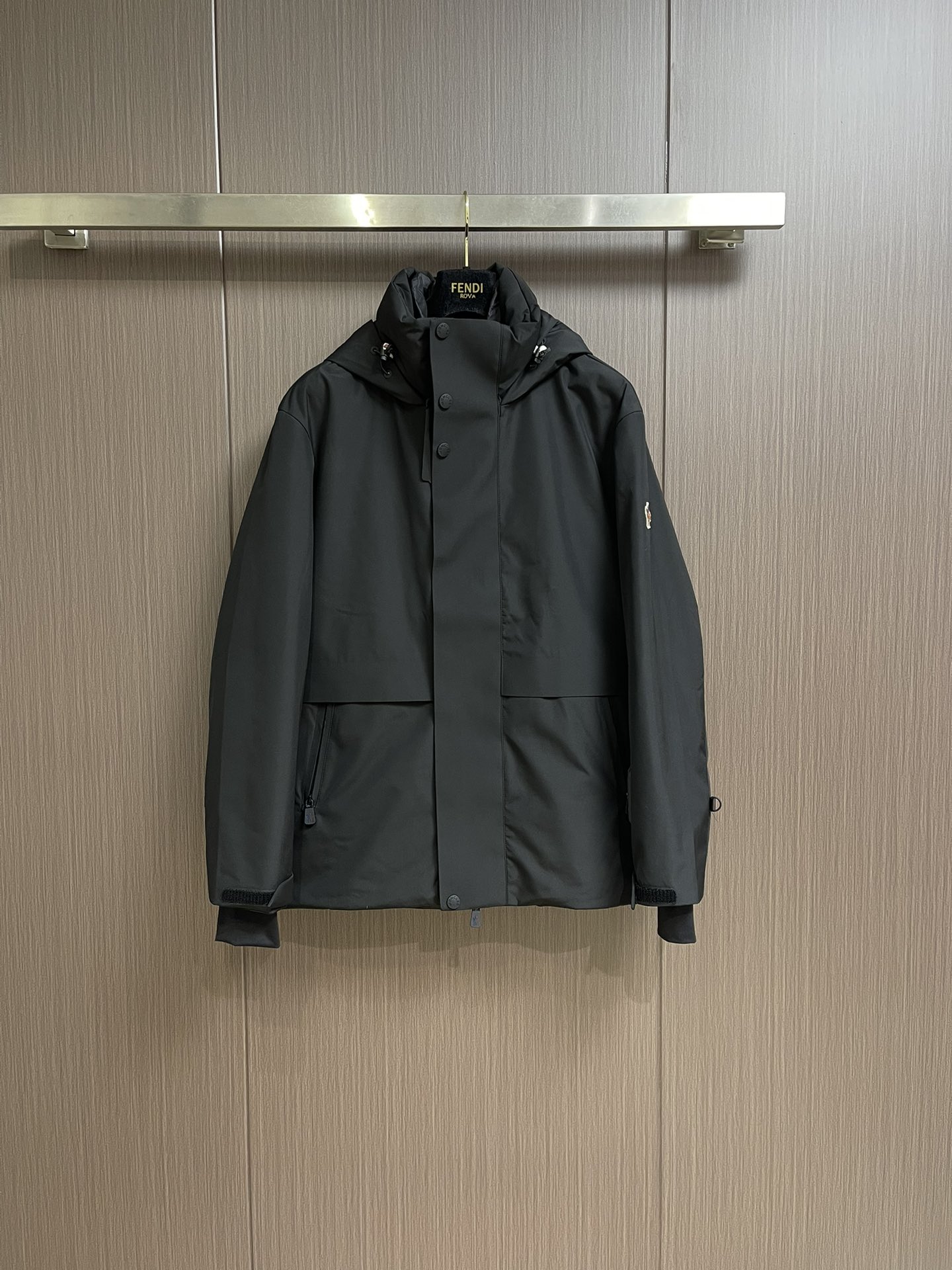 moncler grenble压胶滑雪羽绒服 彰显造型气质的不朽传奇．极致款的休闲户外型羽绒服，寒风凛冽