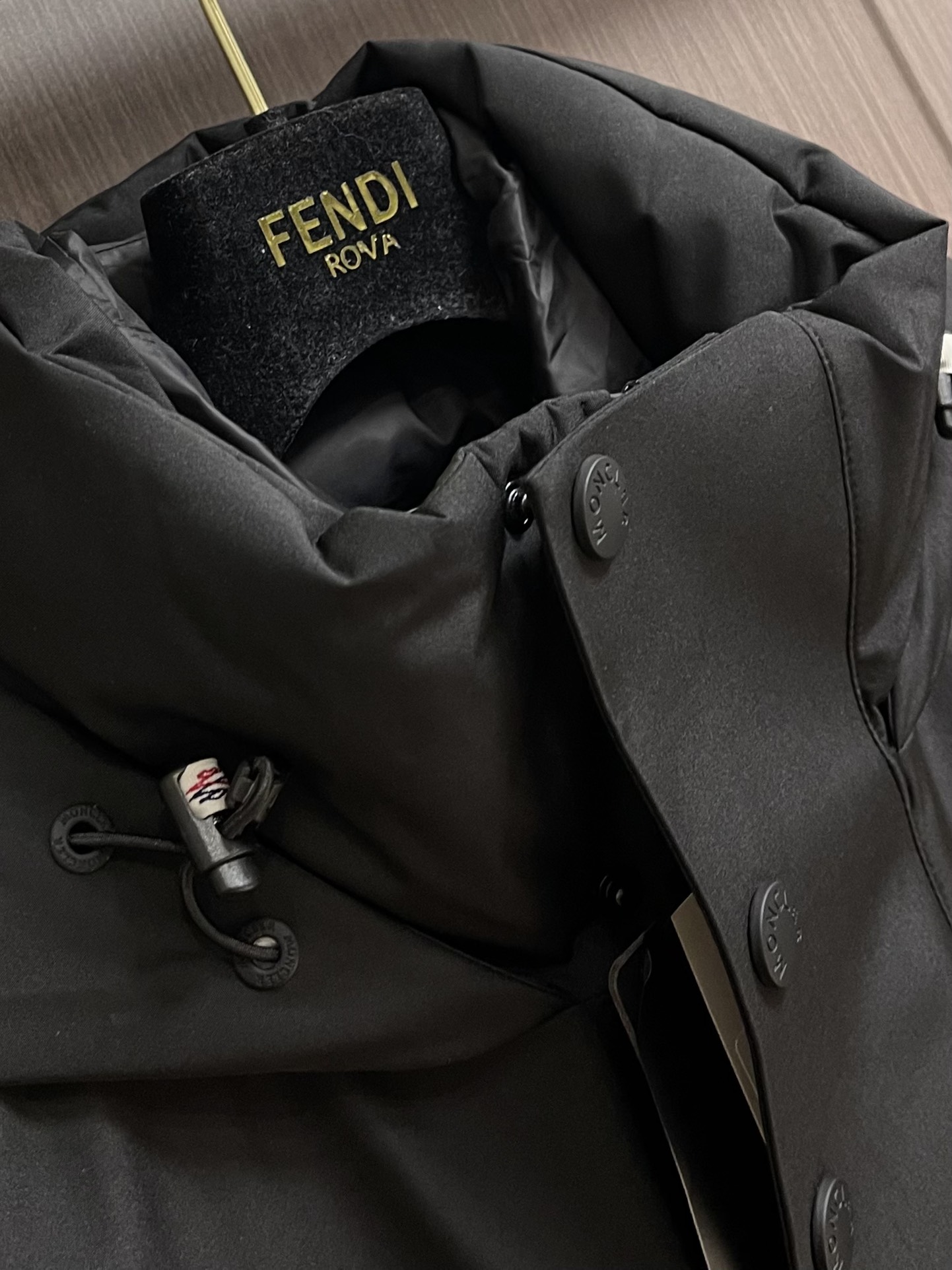 moncler grenble压胶滑雪羽绒服 彰显造型气质的不朽传奇．极致款的休闲户外型羽绒服，寒风凛冽