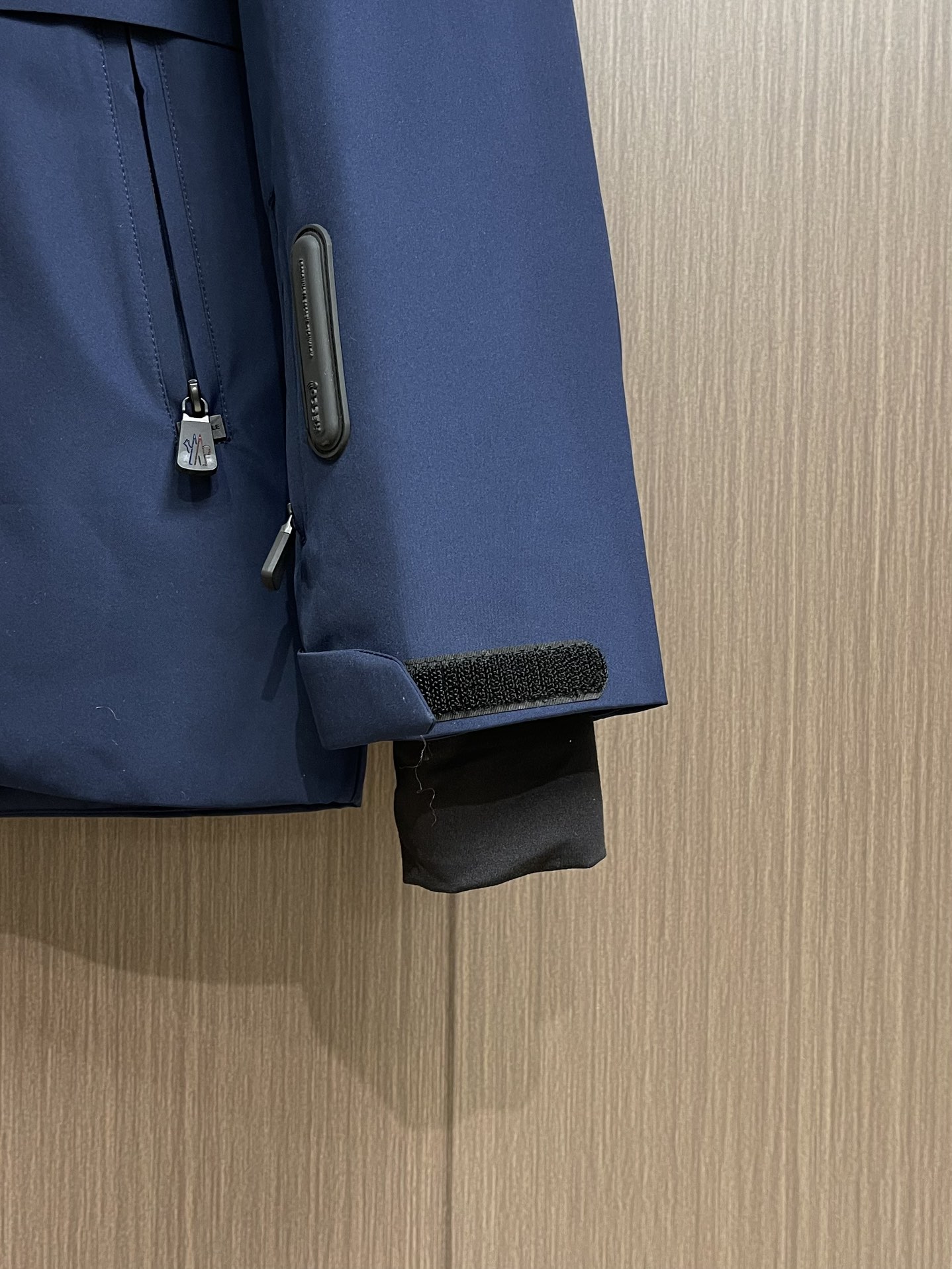 moncler grenble压胶滑雪羽绒服 彰显造型气质的不朽传奇．极致款的休闲户外型羽绒服，寒风凛冽