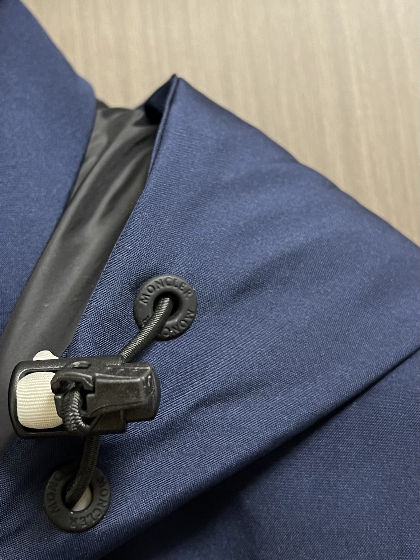 moncler grenble压胶滑雪羽绒服 彰显造型气质的不朽传奇．极致款的休闲户外型羽绒服，寒风凛冽