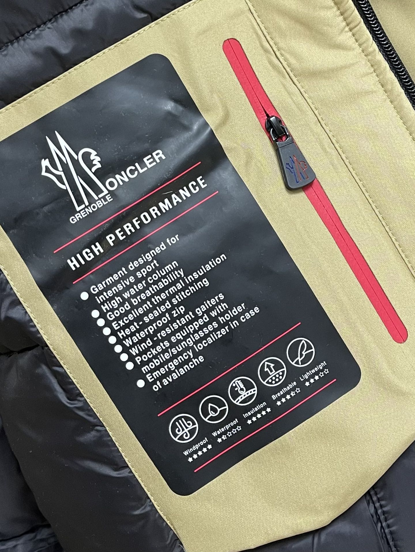 moncler grenble压胶滑雪羽绒服 彰显造型气质的不朽传奇．极致款的休闲户外型羽绒服，寒风凛冽