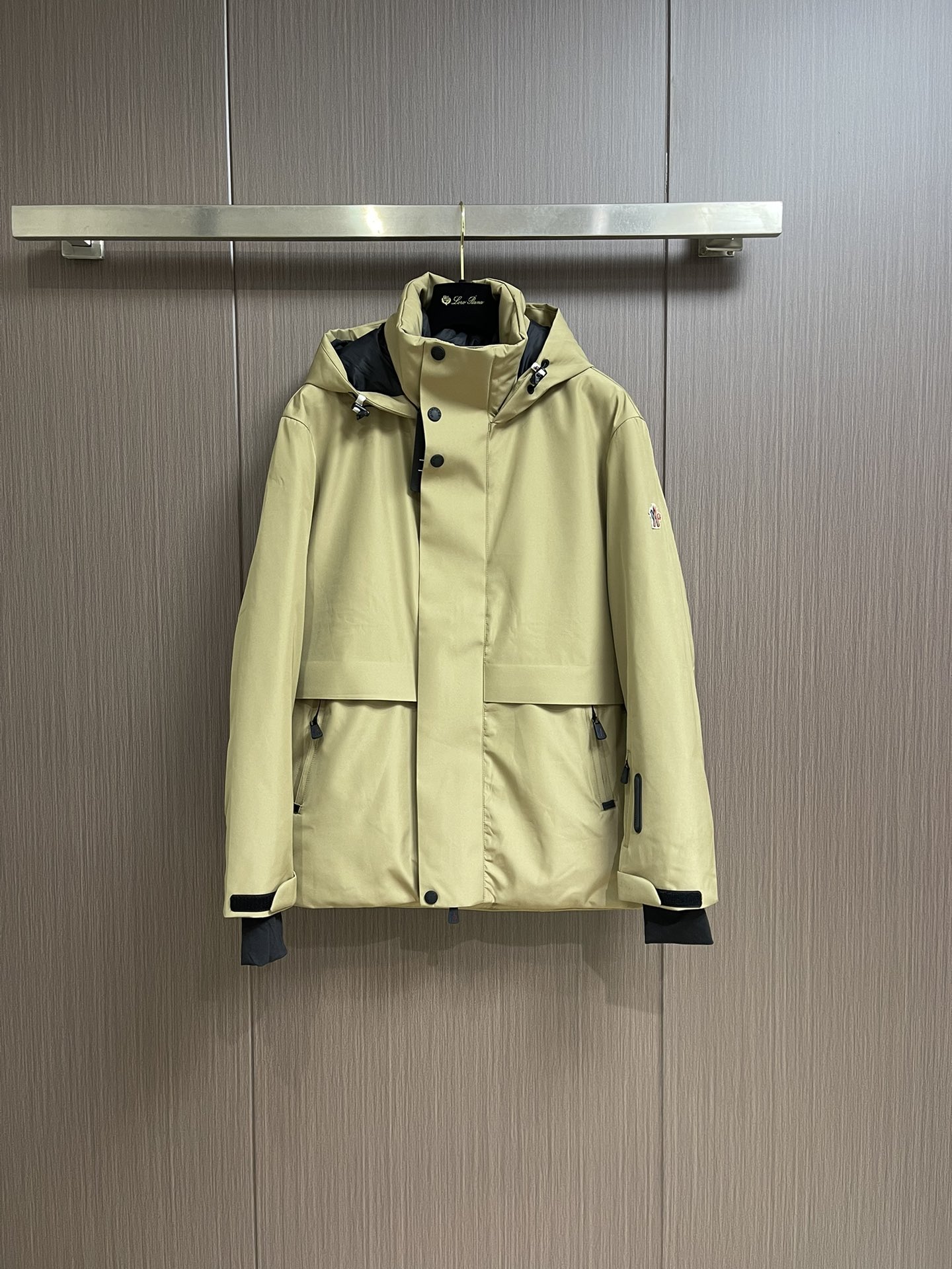 NO:683205,moncler grenble laminated ski down jacket is an immortal legend that highlights the style and temperament. The ultimate casual outdoor down jacket, giving you caring warmth in the cold and windy winter. Excellent functionality and thermal protection are the basic principles that every grenble must have. Excellent European standard dist90% goose down and 10% feathers are treated with direct down filling technology. It has strong warmth retention, is light and breathable, and has no odor! The latest gore-tex nylon fiber fabric, a high-grade rubberized product, is more waterproof, windproof and breathable. Different from the PU-coated fabrics on the market, the inner lining is made of Toray high-gloss polyester nylon fabric, and the texture and feel are undoubtedly superior. The windproof, cold-proof and warm-keeping effect is excellent, and the velvet design is no ordinary! Hood-shaped large collar design, non-detachable. You can feel the warmth at a glance, and the efficient thermal insulation measures lock in the warmth in minutes. Sizes 1-2-3-4-5,, down jacket, hats,19860909moncler grenble压胶滑雪羽绒服 彰显造型气质的不朽传奇．极致款的休闲户外型羽绒服,寒风凛冽的冬季让您拥有关怀备至的温暖,卓越的功能性与保暖防护是每一件grenble所必备的基本准则．优异的欧标dist90％鹅绒10％羽毛进行直充绒技术处理,保暖性极强,轻便透气,无异味！最新型的gore-tex尼龙纤维面料,压胶型的高级产品防水防风透气效果更显著．区别于市面的pu涂层的面料,内里东丽高光聚脂尼龙面料,质感及手感毋庸置疑的优越．防风抗寒保暖效果极佳,锁绒设计绝非一般！兜帽型大围领设计,不可拆卸．一眼就能感觉出暖和的存在,高效的保暖措施让温暖分分钟锁住.尺码1-2-3-4-5,,down jacket,hats,,Men's clothing