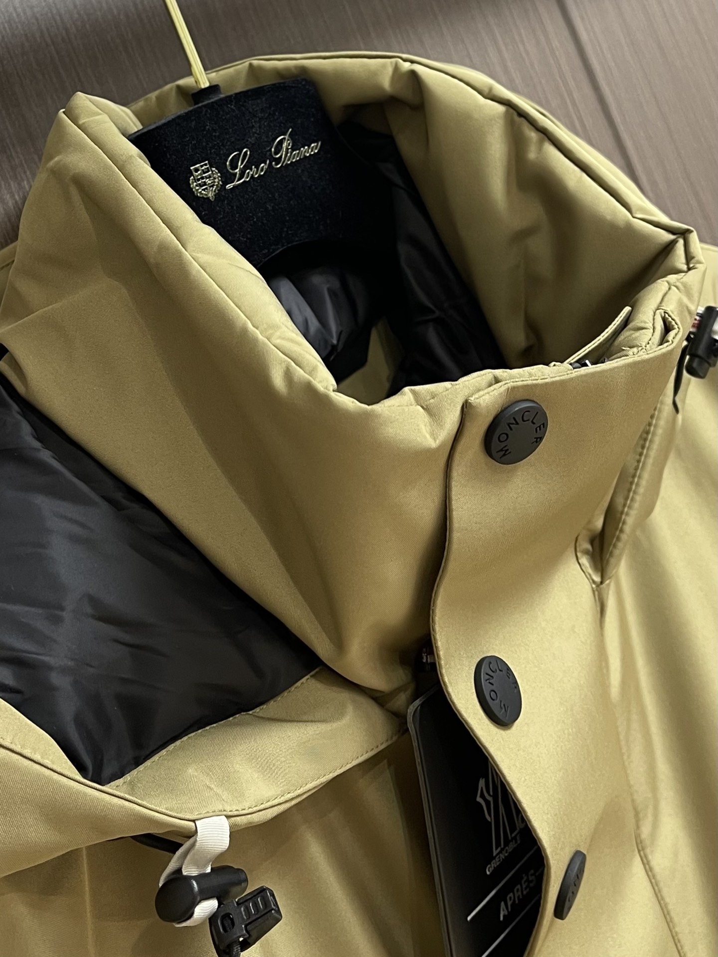 moncler grenble压胶滑雪羽绒服 彰显造型气质的不朽传奇．极致款的休闲户外型羽绒服，寒风凛冽