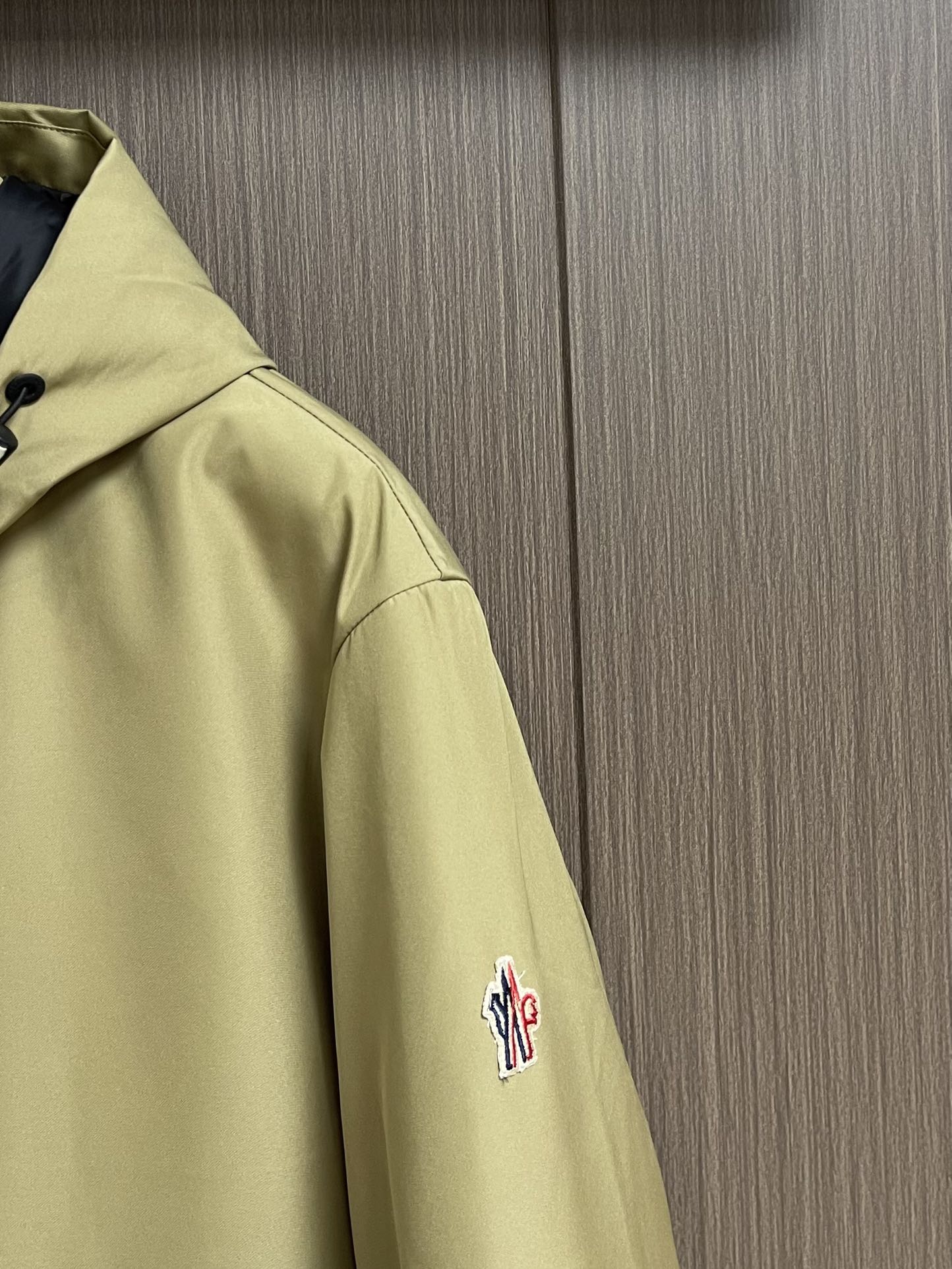 moncler grenble压胶滑雪羽绒服 彰显造型气质的不朽传奇．极致款的休闲户外型羽绒服，寒风凛冽