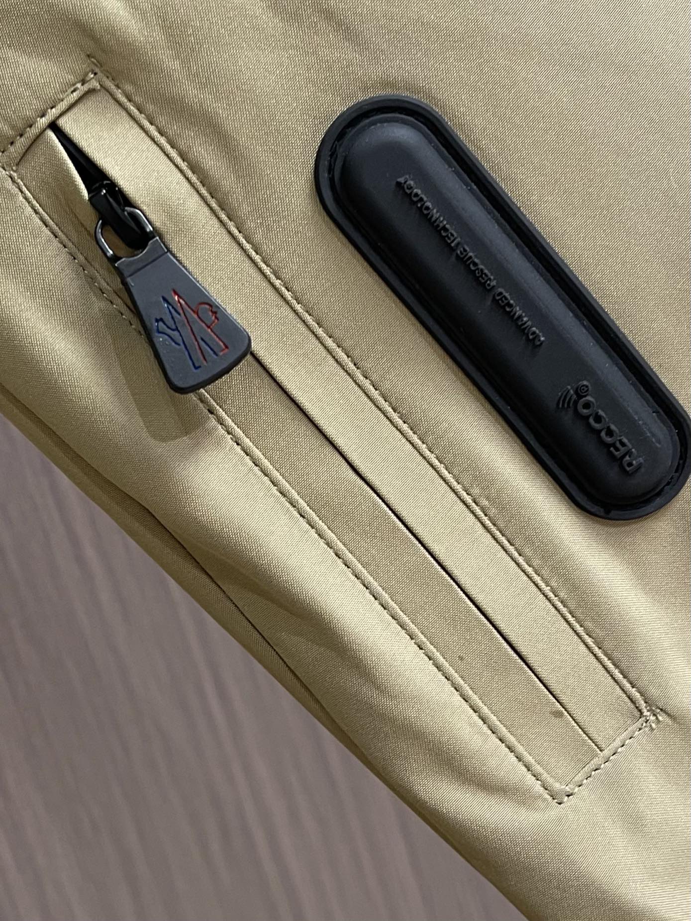 moncler grenble压胶滑雪羽绒服 彰显造型气质的不朽传奇．极致款的休闲户外型羽绒服，寒风凛冽