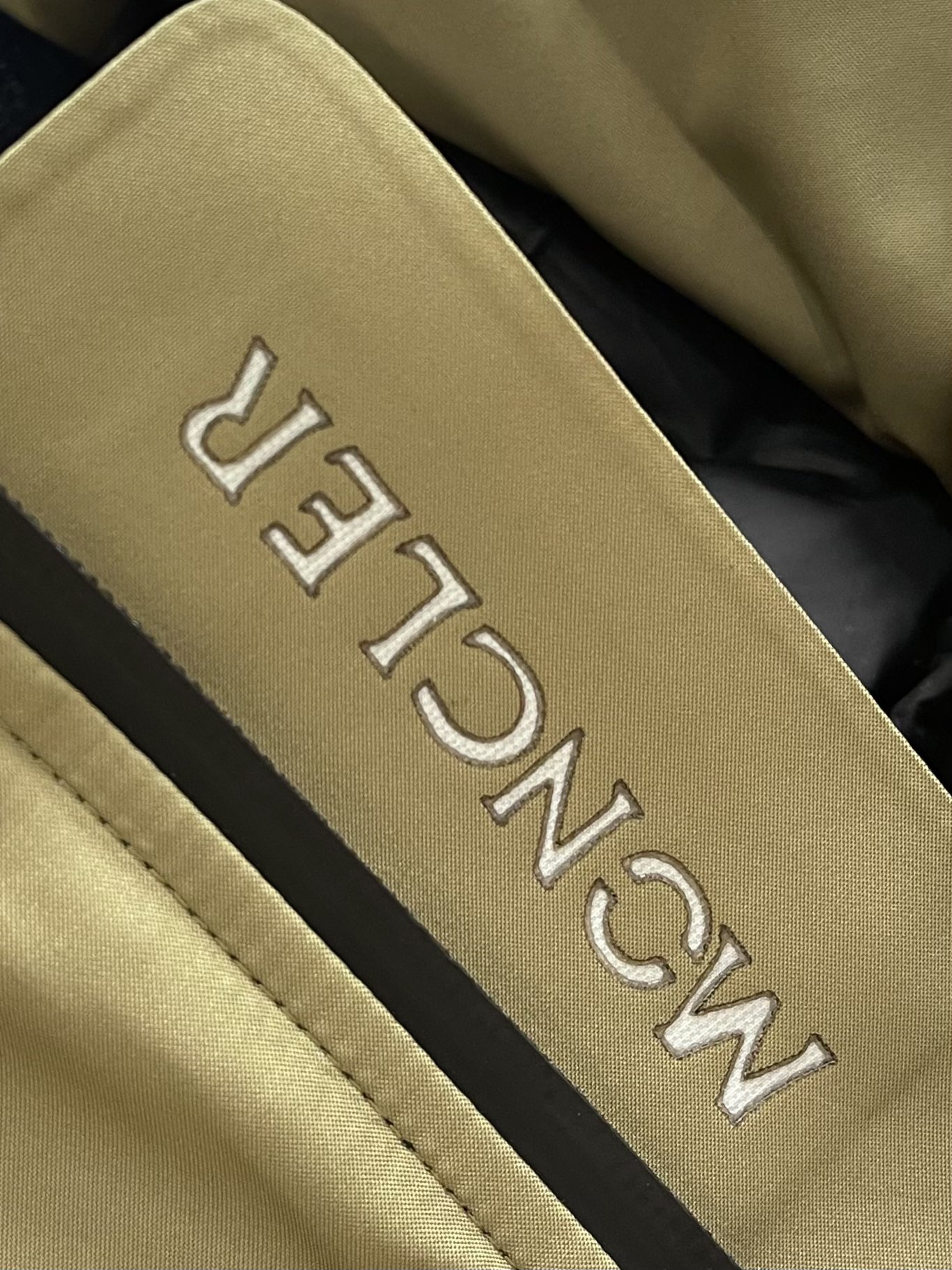 moncler grenble压胶滑雪羽绒服 彰显造型气质的不朽传奇．极致款的休闲户外型羽绒服，寒风凛冽